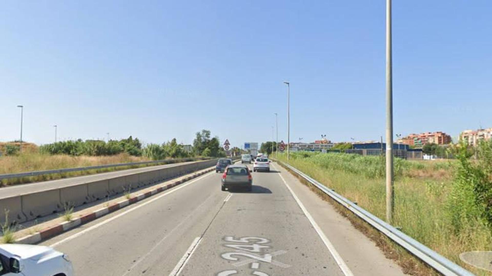 Tres muertos en un accidente entre dos camiones y un coche en Sant Boi de Llobregat