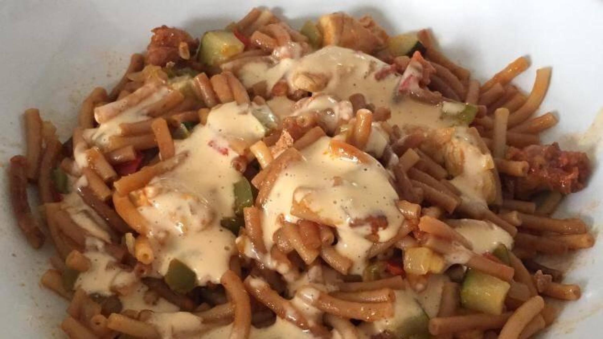 Imagen de la fideuá con el alioli con salsa Sriracha