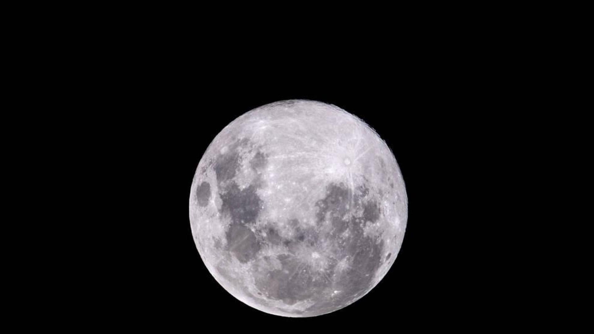Imágenes de la Luna Rosa de Abril 2020 vista desde diversas partes del mundo: Madrid, Buenos Aires, Moscú o las Vegas