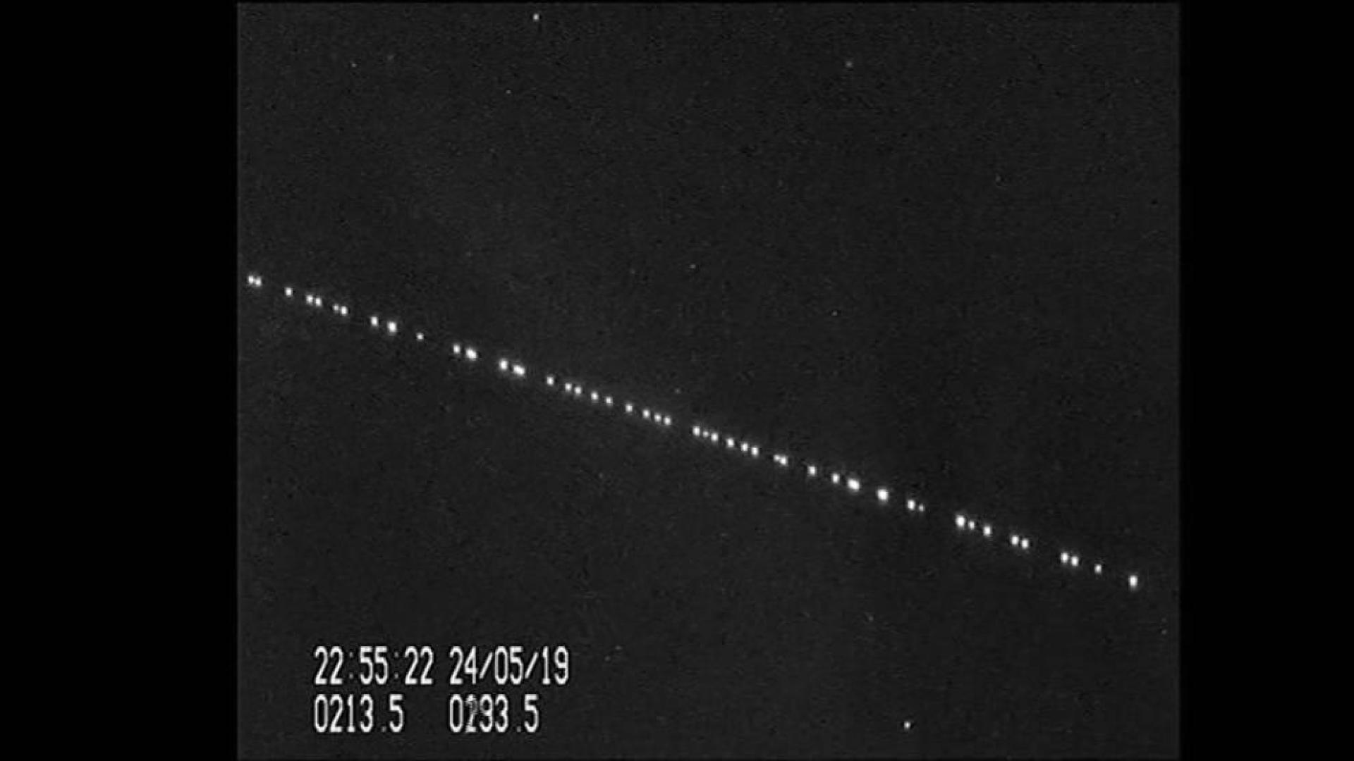 Fotografía de satélites starlink en el cielo.