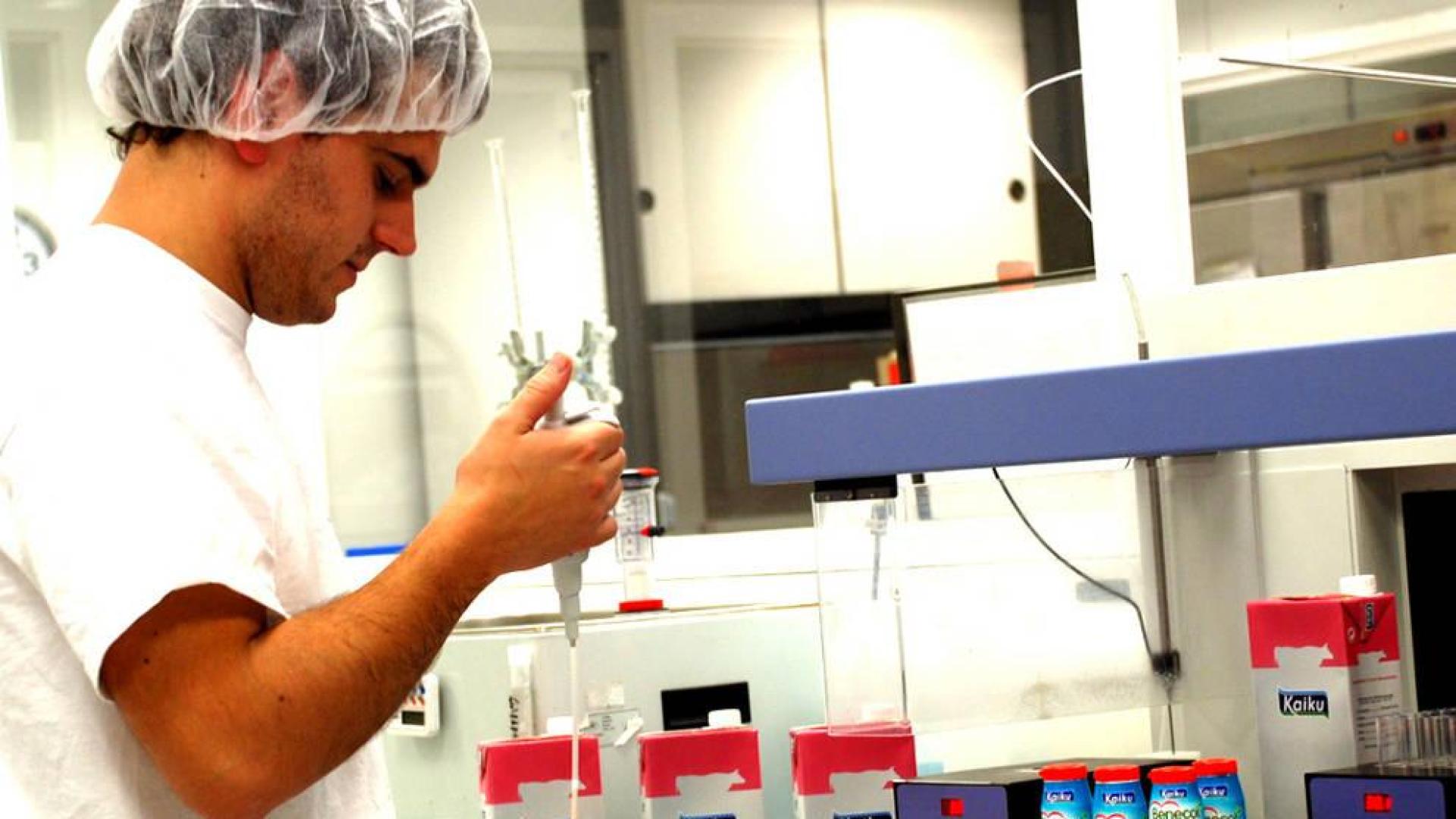 Un trabajador de Kaiku.