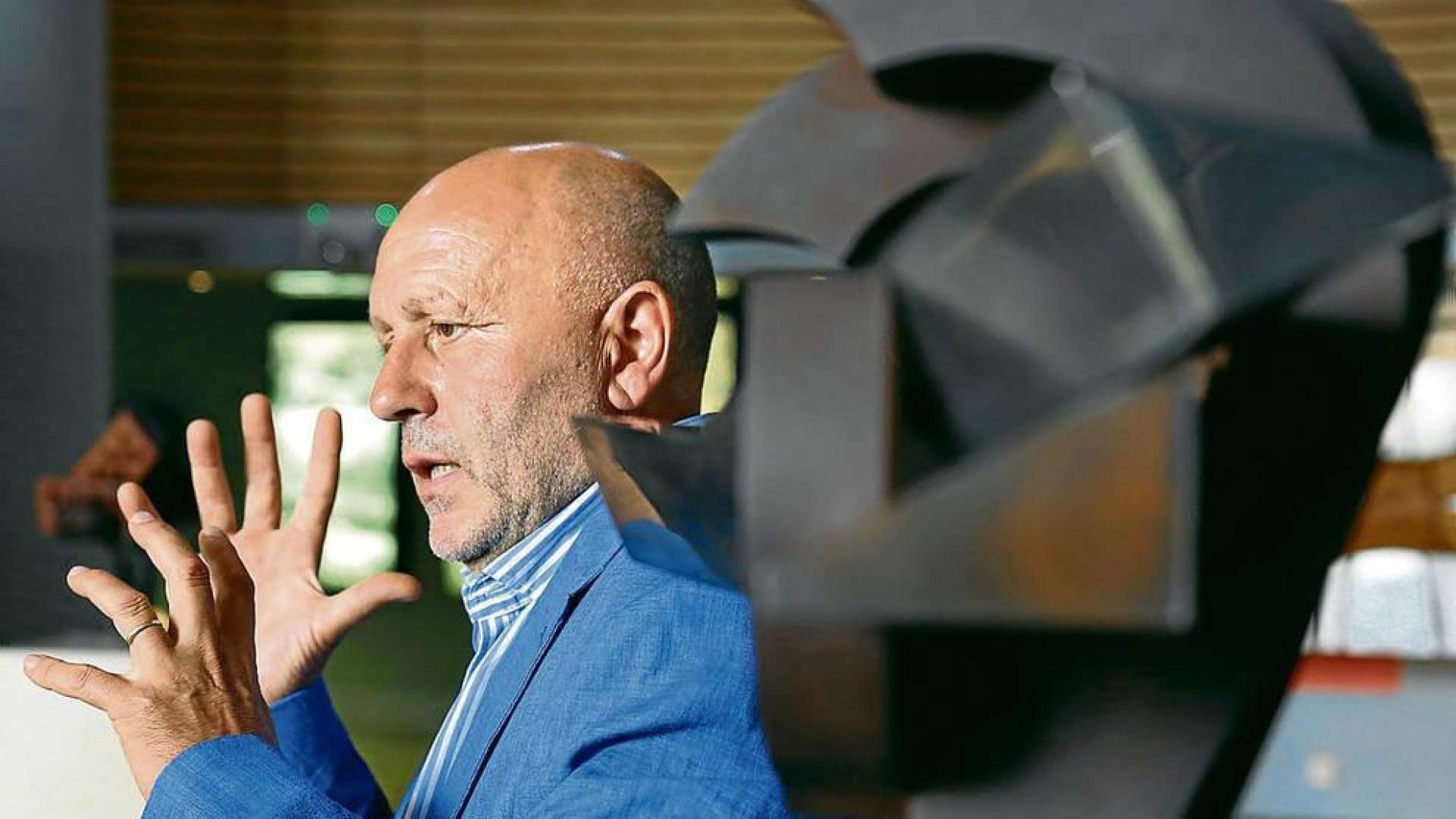 Carlos Purroy, en la presentación de una de sus exposiciones de escultura.