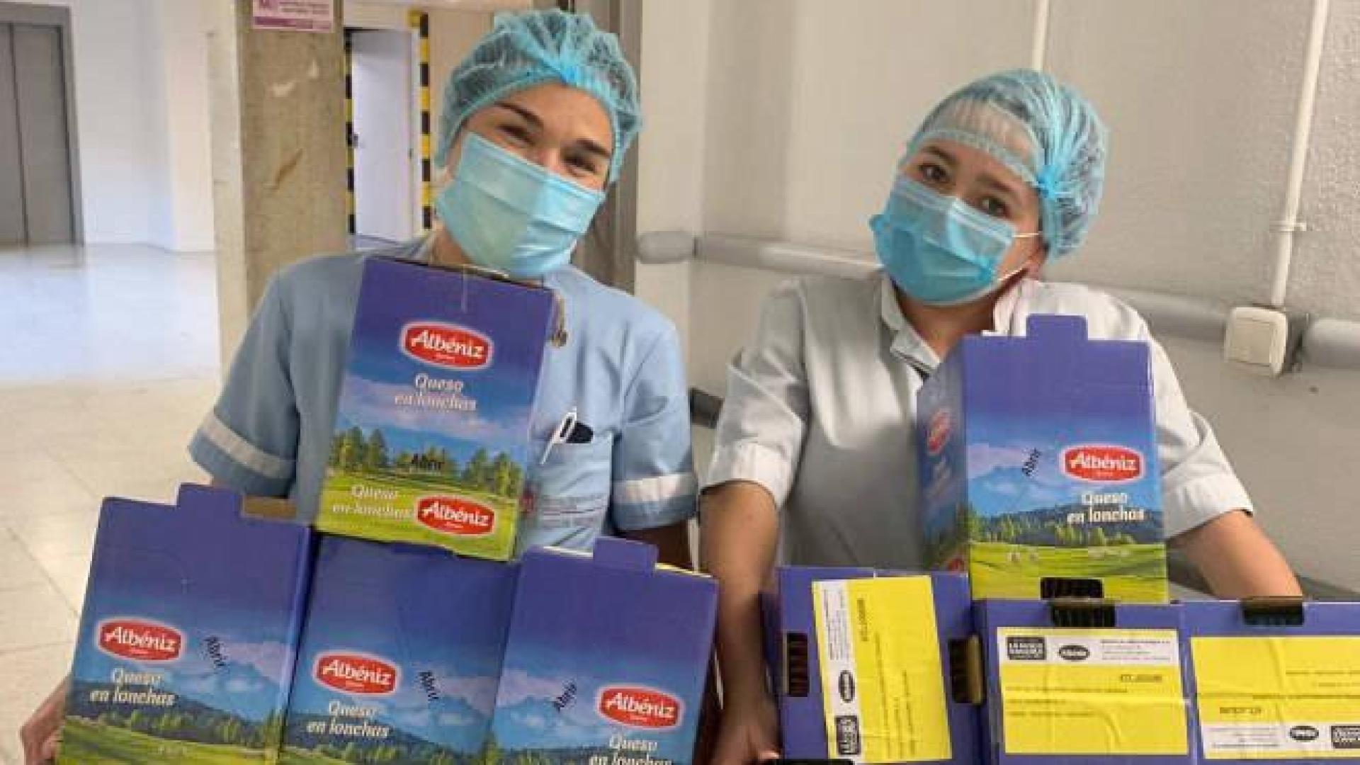 Personal sanitario, con los quesos de Quesos Albéniz.