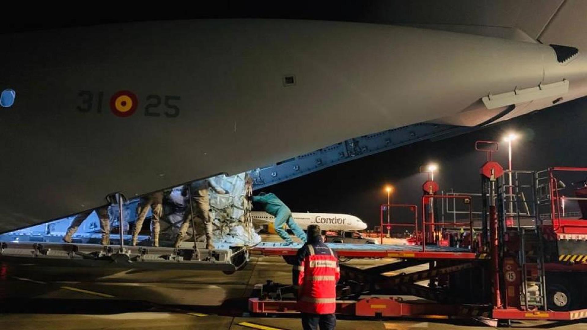 Avión del Ejército del Aire en la base de Torrejón descargando respiradores donados por Alemania.