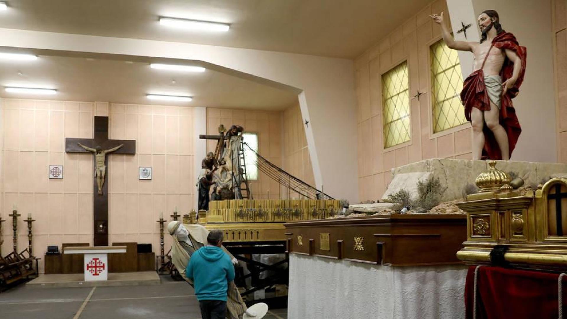 Francisco Javier Unanua, portero de la Hermandad, retira un maniquí, esta semana, en la sede de la Hermandad, donde se guardan y conservan los pasos.