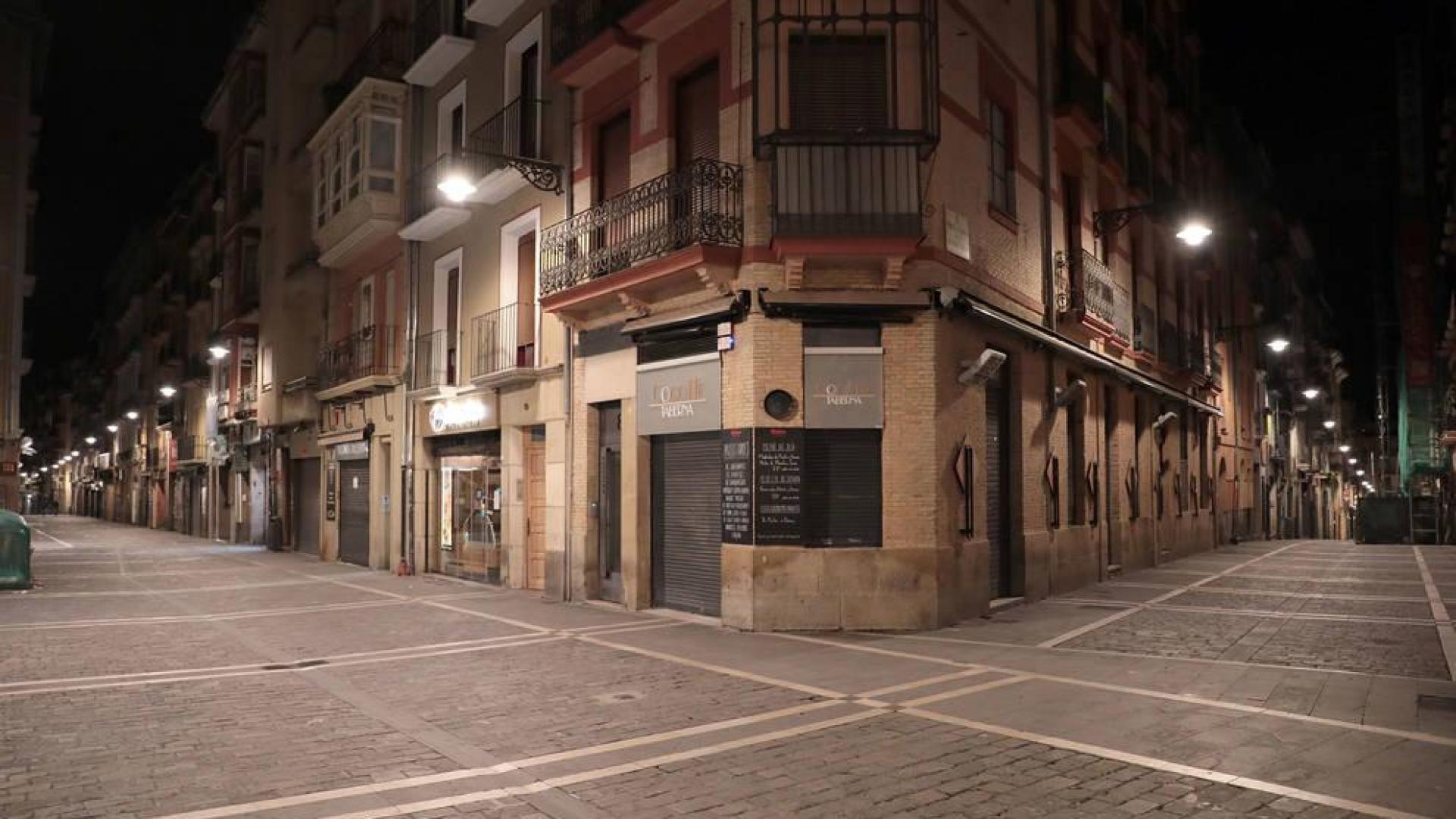 Triste imagen de la calle Estafeta y arranque de Tejería: desiertas y con las persianas de todos los bares cerradas por el virus.