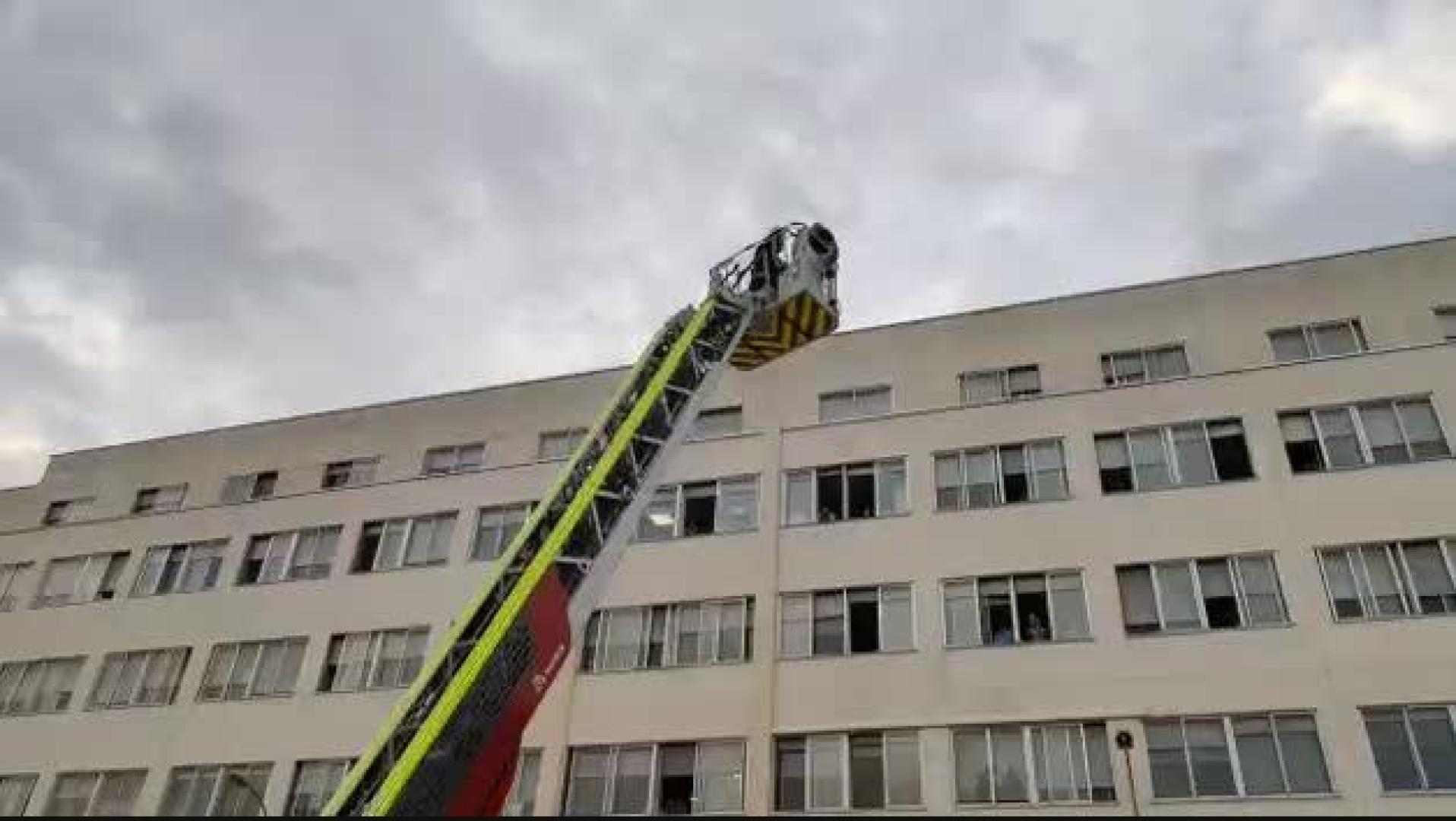 Bomberos aplauden a los niños de Oncología desde lo alto de la escalera