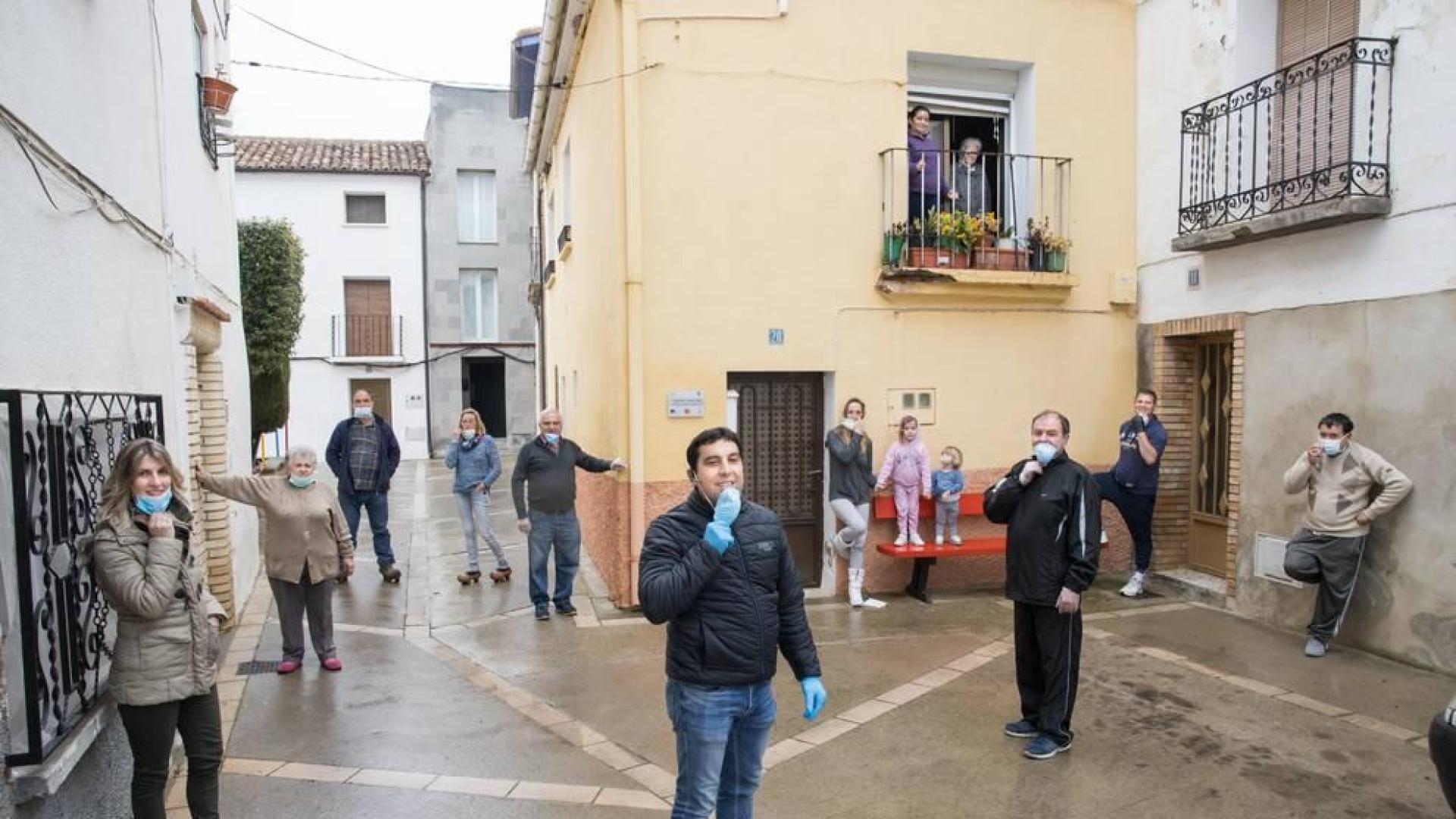 Acompañado de concejales y vecinos, el alcalde de Tulebras,  Andrés Planillo Torres, descubre su rostro, protegido con una mascarilla.