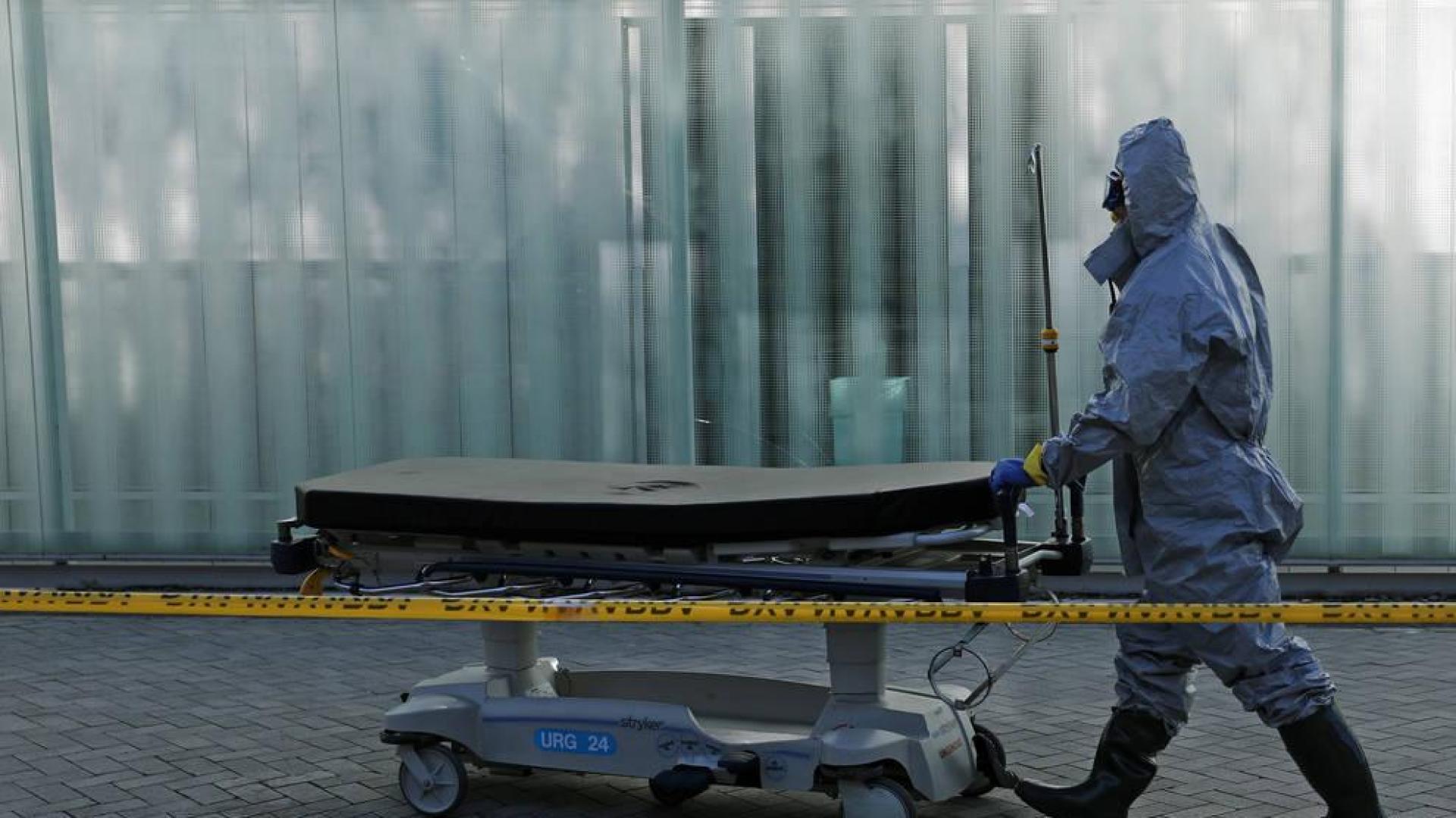 Desinfección de ambulancias y camillas en el Complejo Hospitalario de Navarra