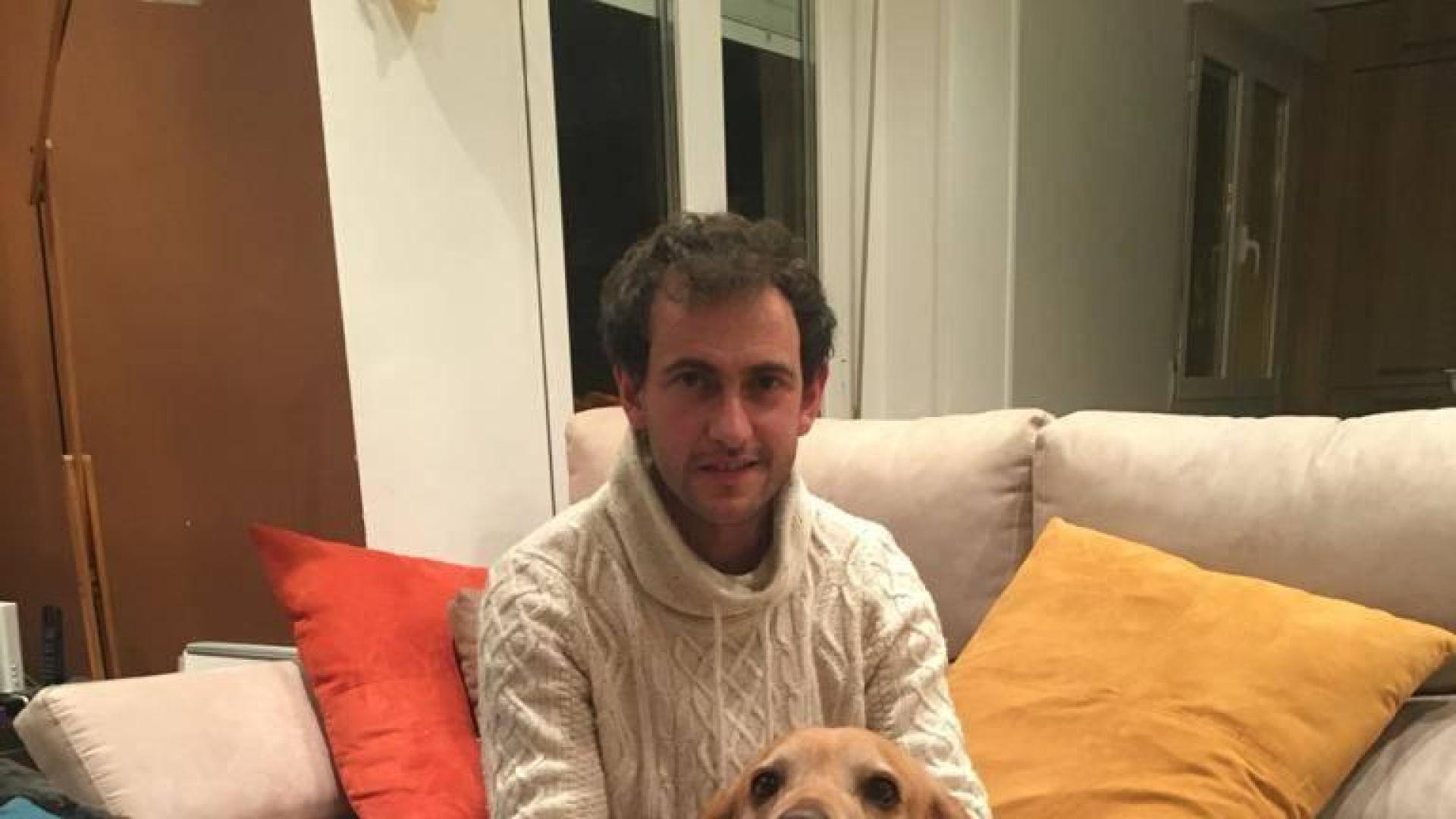 Bakaikoa, con su perra labradora, Donna, en su domicilio.