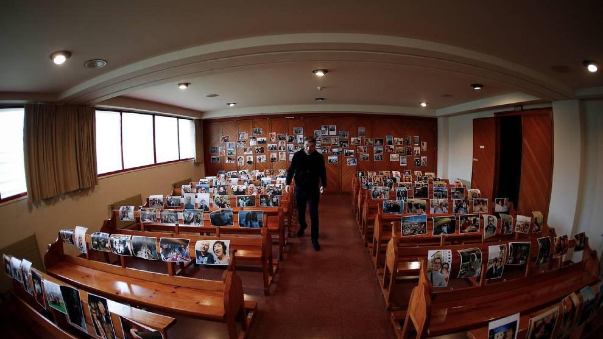 El cura que mantiene a los fieles con fotografías en los bancos de la iglesia