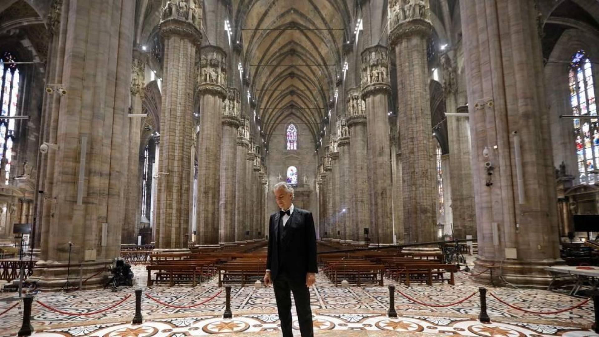Andrea Bocelli llena la desierta catedral de Milán de música para la esperanza