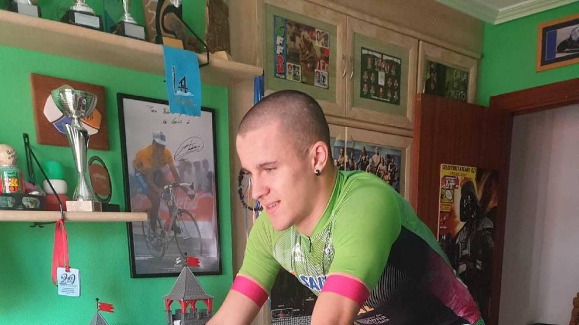 El triatleta de Villava Ander Noáin practica el ciclismo sobre el rodillo en su habitación.