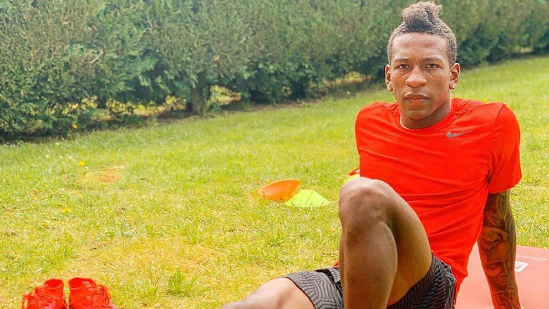Pervis Estupiñán, en una sesión en el jardín de su casa.