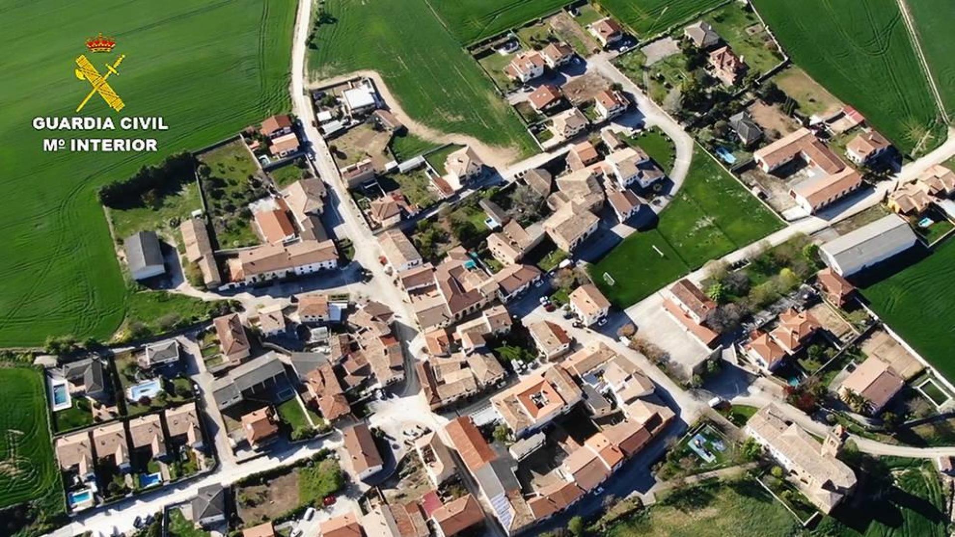 El dron de la Guardia Civil sorprende a cuatro personas reunidas en la plaza de Adiós