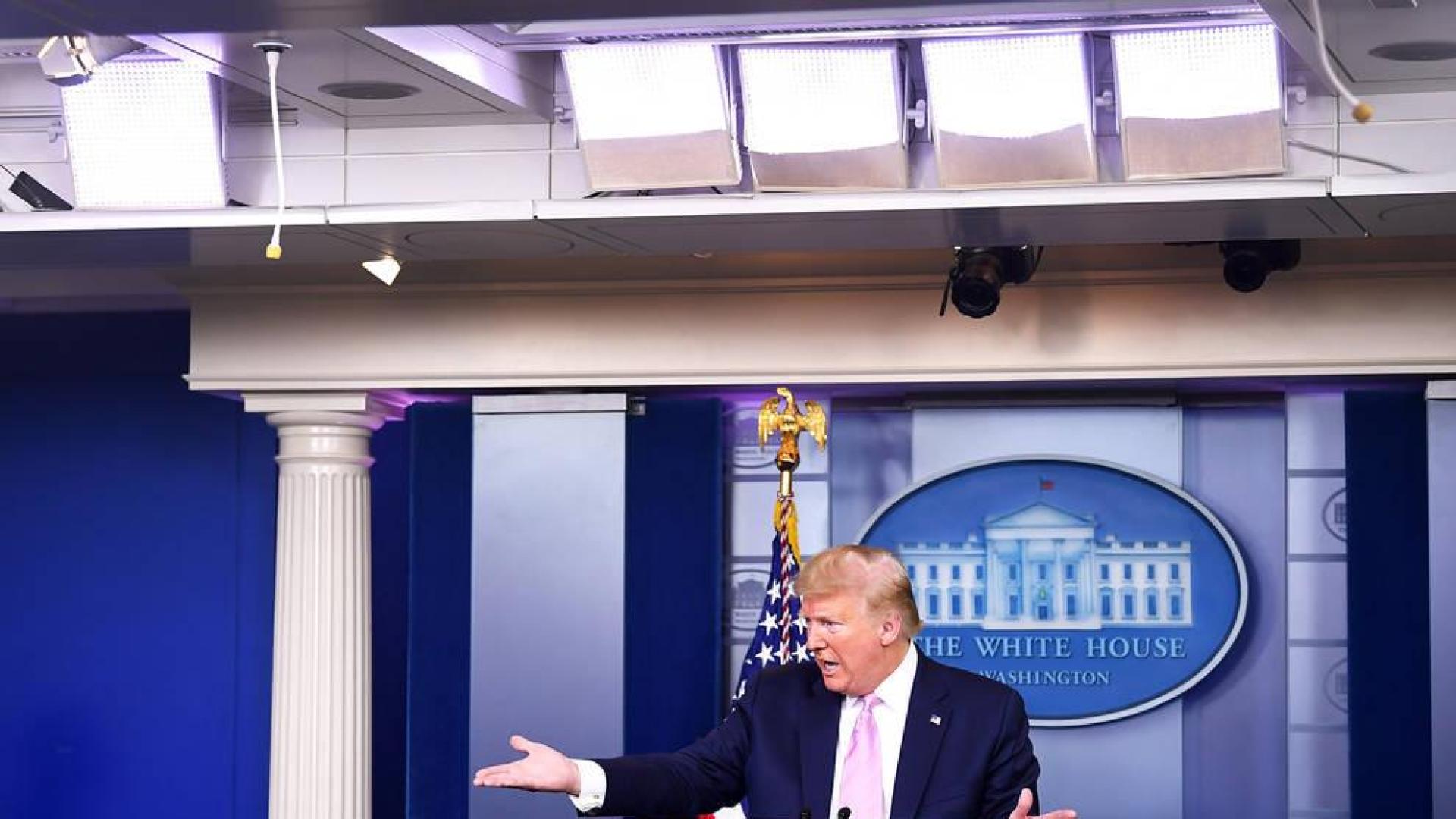 Trump tilda de "noticias falsas" las críticas por reaccionar tarde ante el coronavirus