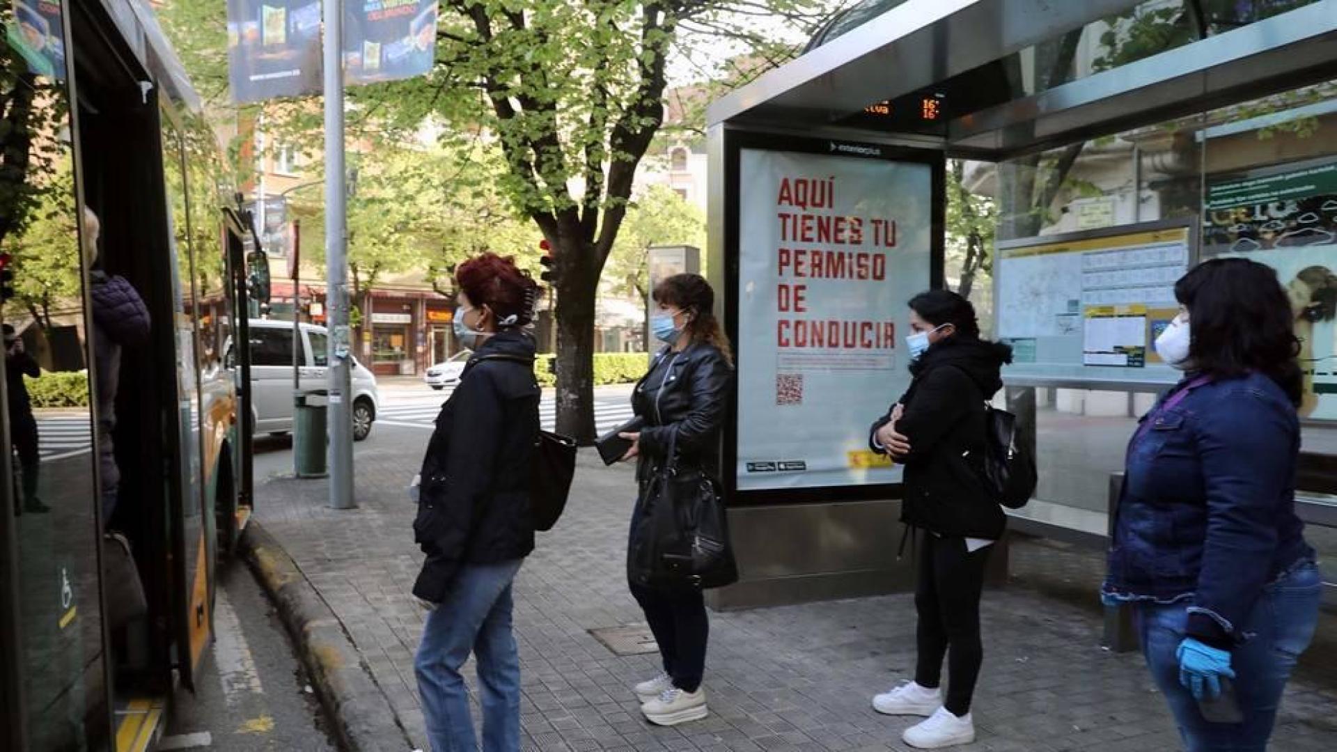 Agentes reparten mascarillas para prevenir el coronavirus en Pamplona.