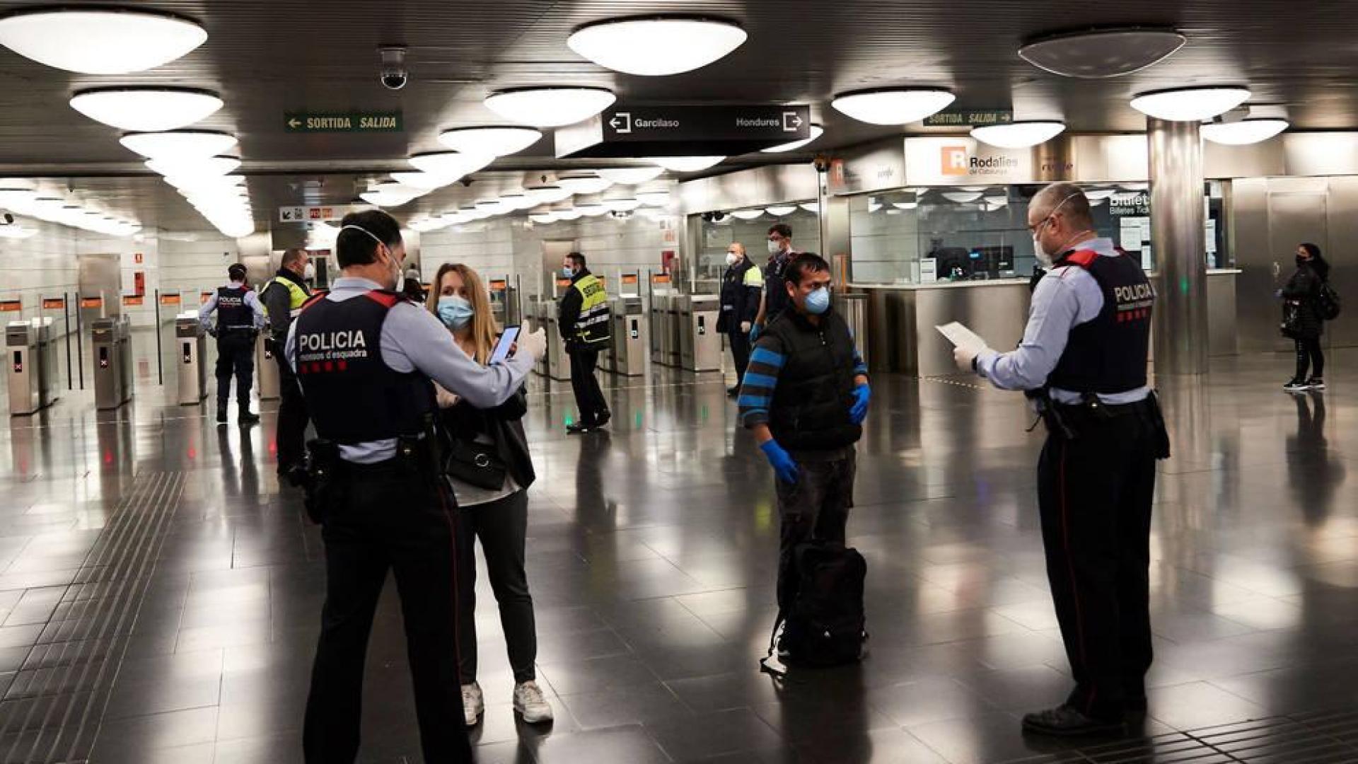 Los Mossos d'Esquadra realizan controles de movilidad en el Metro de Barcelona