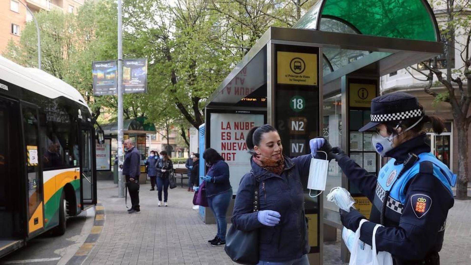 Agentes reparten mascarillas para prevenir el coronavirus en Pamplona.