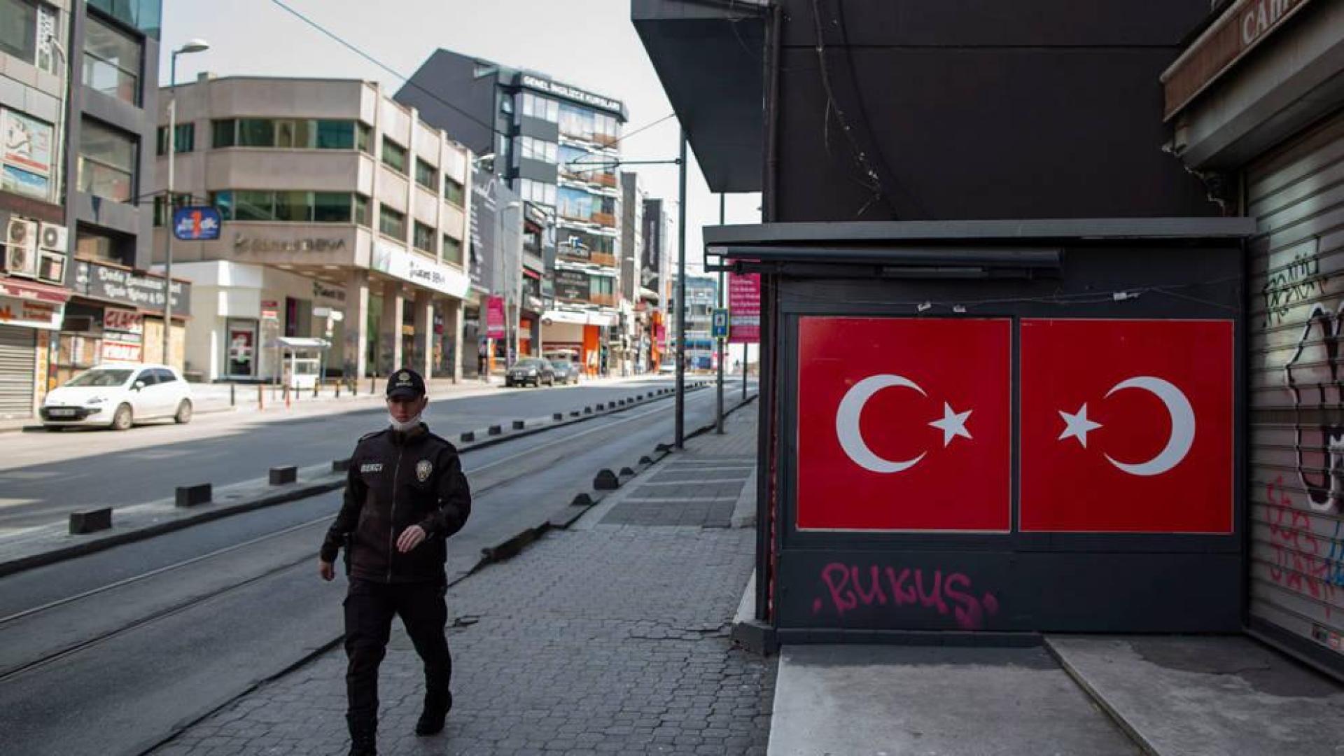 Un policía turco camina por una calla de Estambul vacía