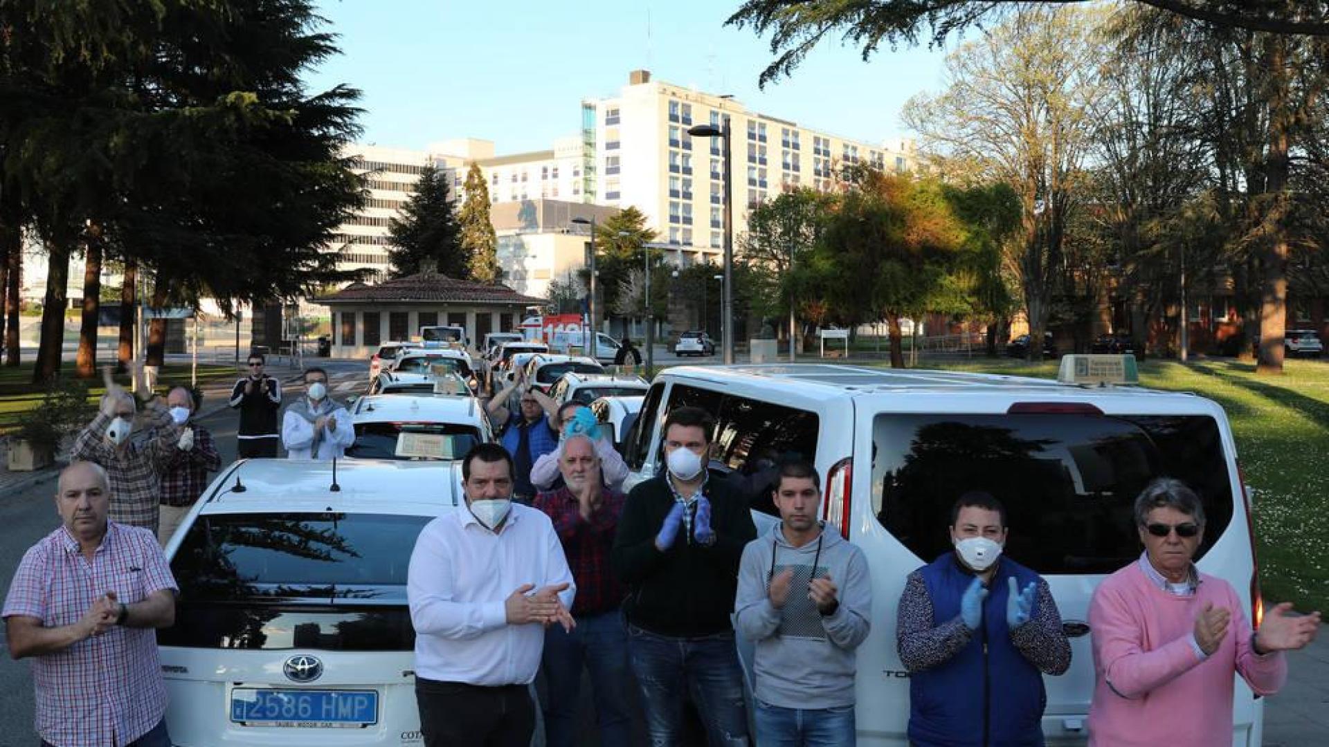 El personal sanitario recibe el homenaje de los taxistas