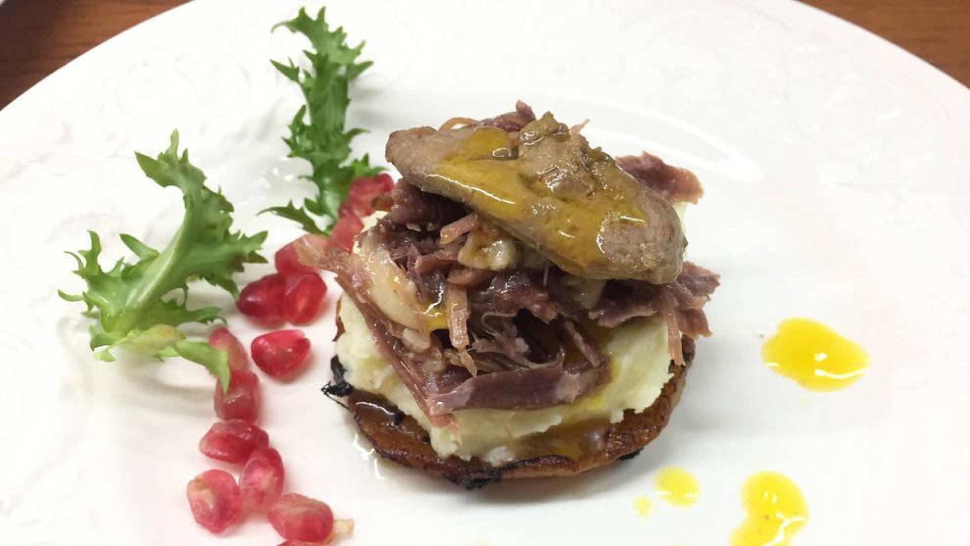 Confit de pato con puré y foie