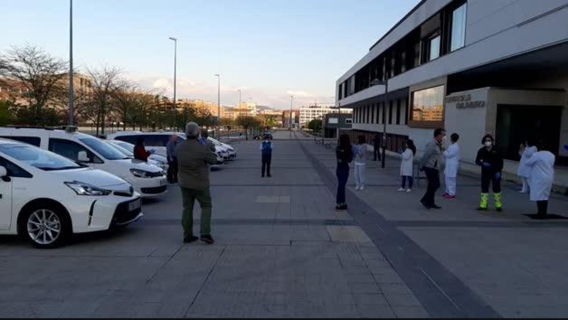 Vídeo | Aplauso de los taxistas a los sanitarios en el centro de salud de Buztintxuri