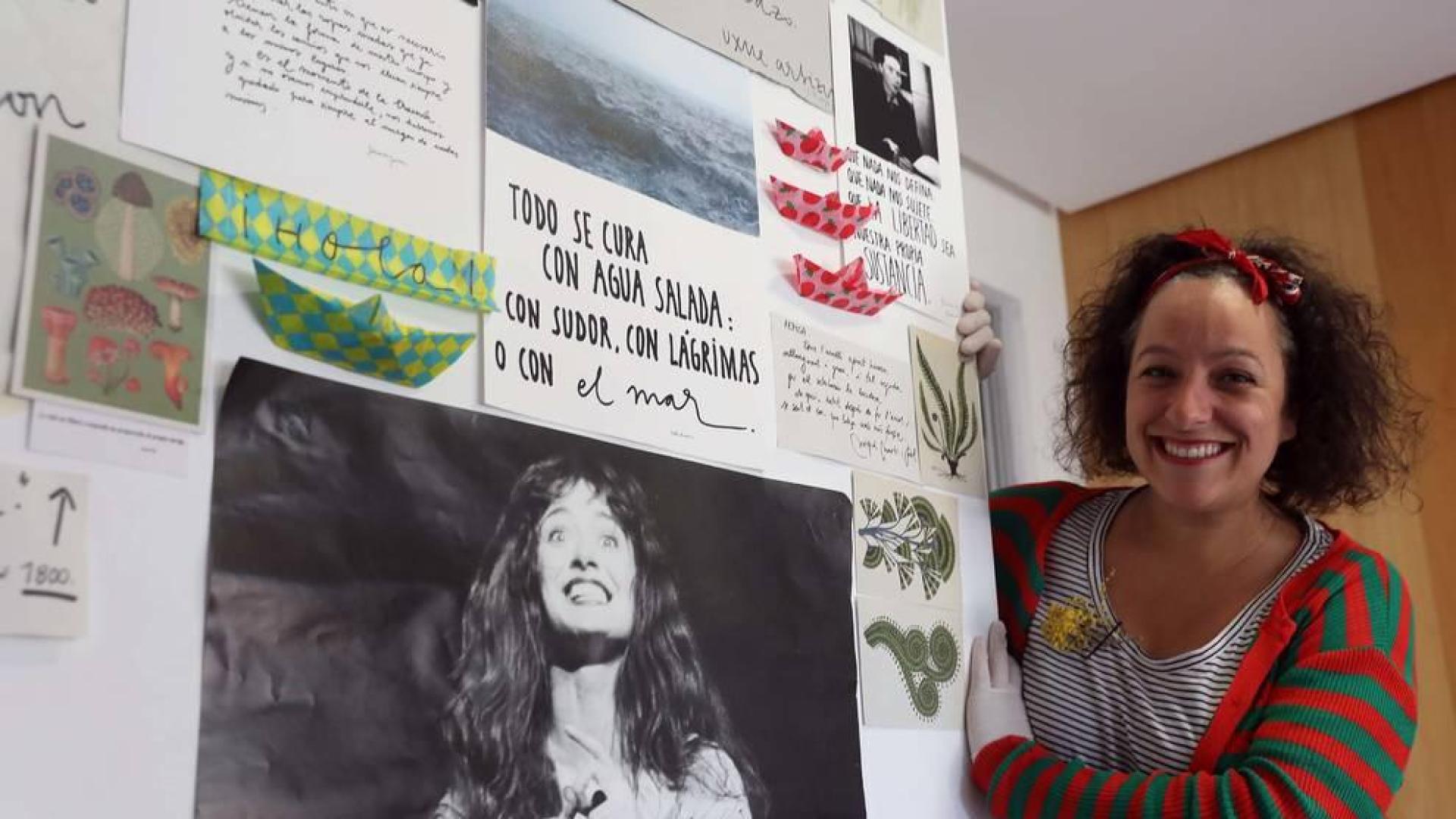 Mireia Arbizu, en el rellano de su casa, donde ha ido colocando frases e imágenes, algunas de ellas, piezas de su tienda, la Objetería.
