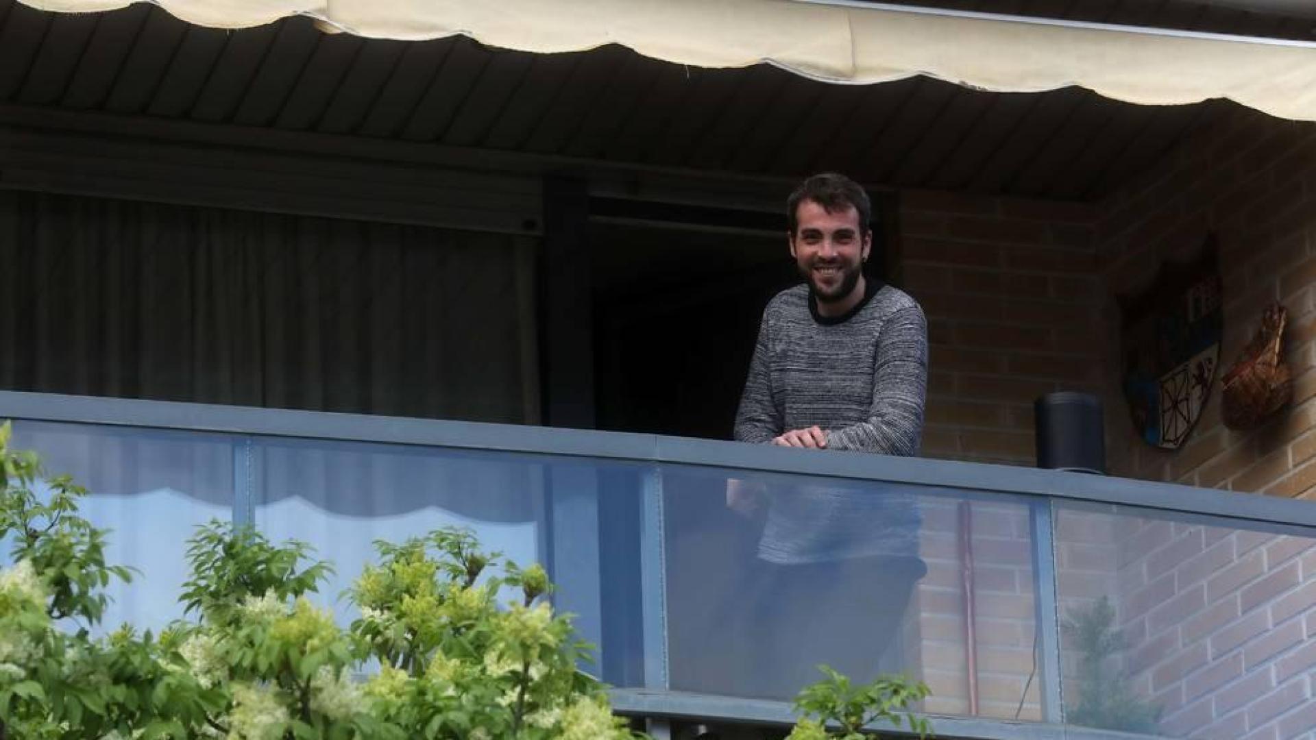 Fermín Cariñena Asiain asomado ayer al balcón de su casa en Mutilva.
