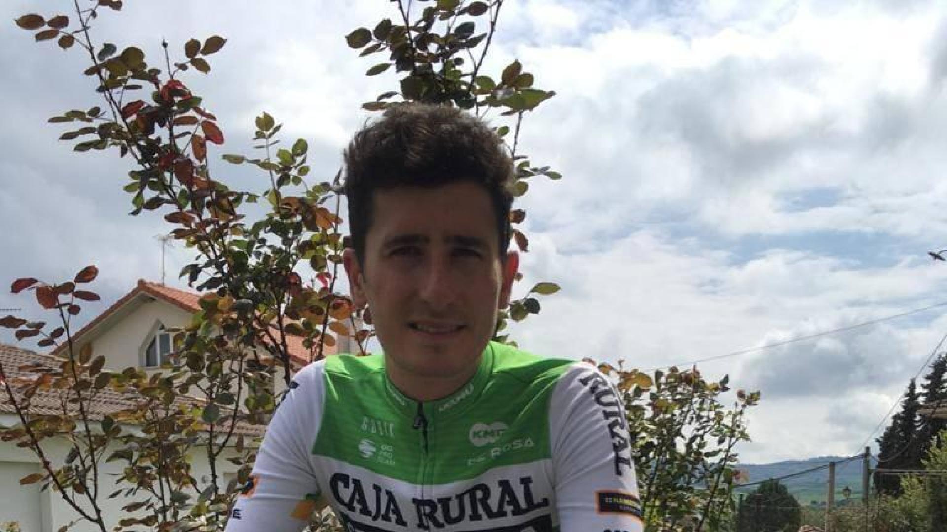 MANILLAR ADAPTADO. Julen Amézqueta se entrena con el manillar modificado para no forzar la espalda.