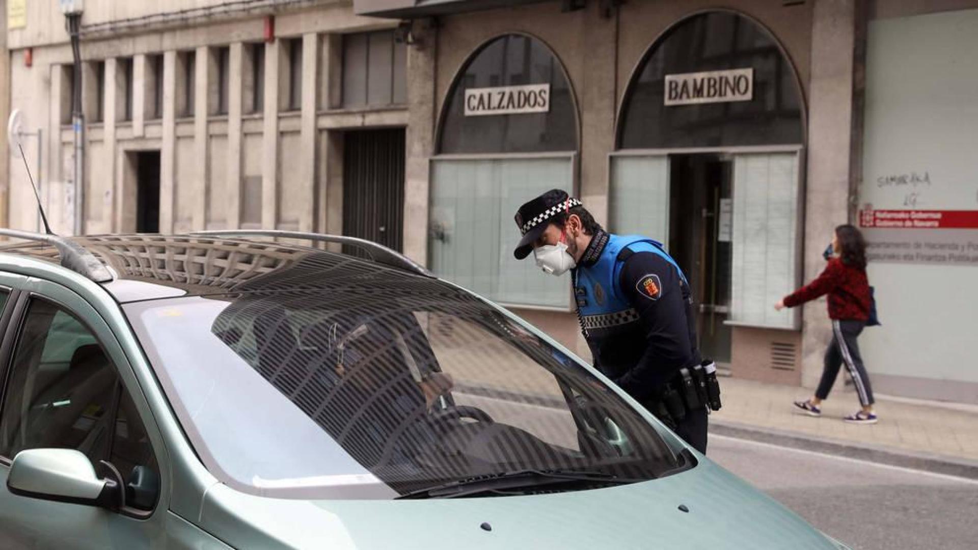 Un policía municipal durante un control en Pamplona