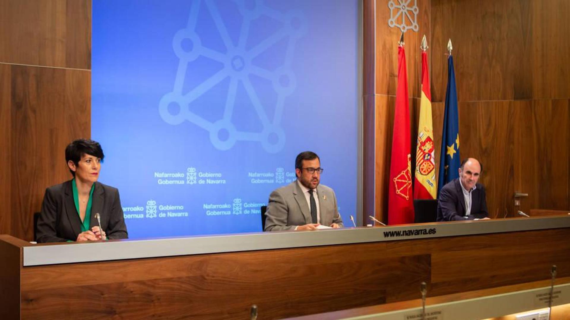La consejera de Economía y Hacienda del Gobierno de Navarra, Elma Saiz, y el consejero de Desarrollo Económico, Manu Ayerdi, en su primera rueda de prensa tras superar el coronavirus.