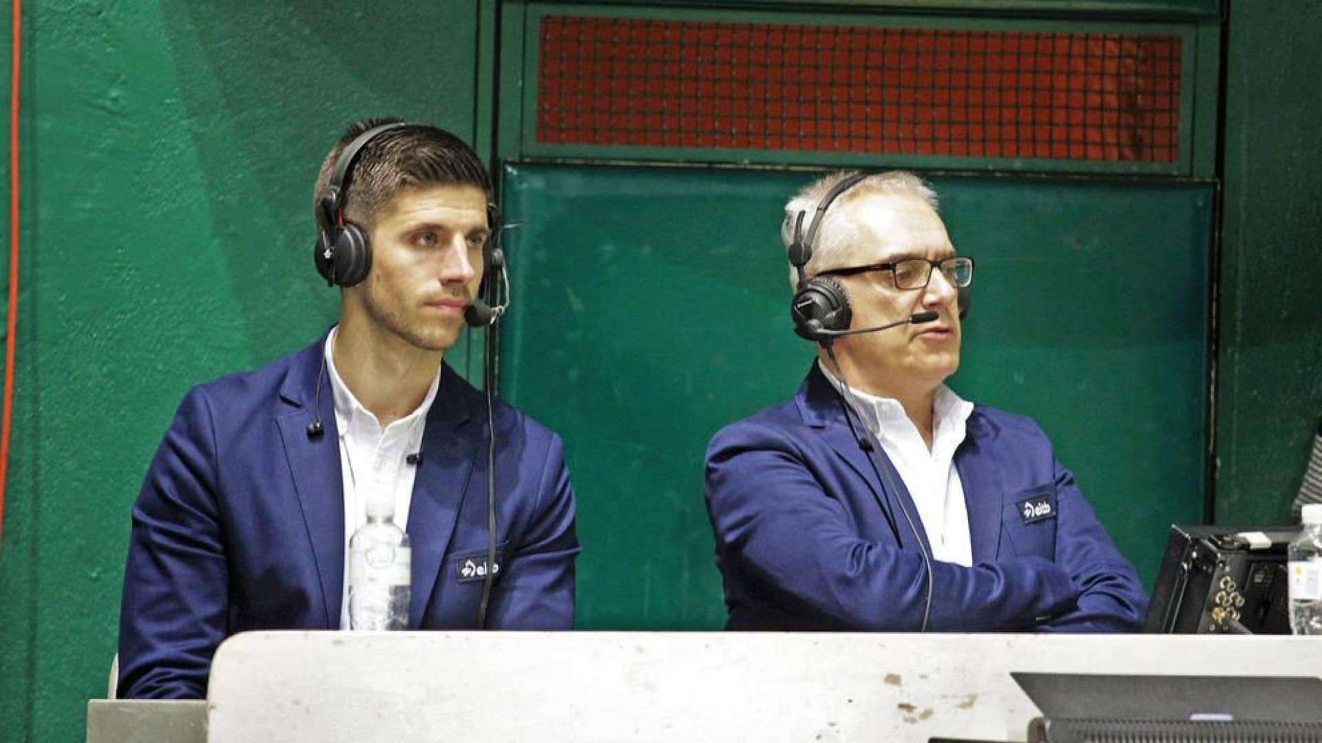 Mikel Idoate, a la izquierda, junto con Xabier Euskitze, comentarista de pelota en ETB, en un partido en el frontón Labrit.