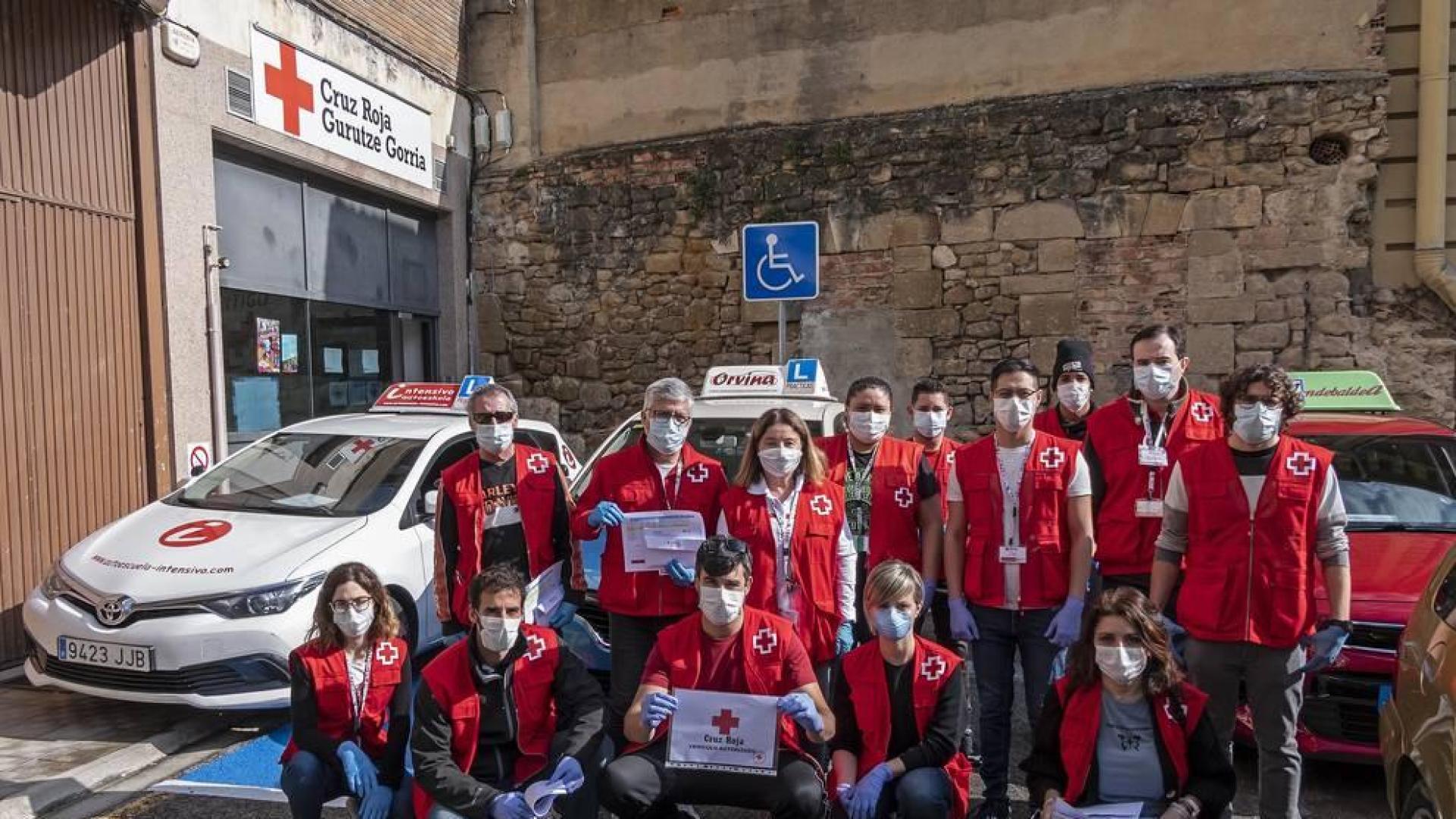 El equipo de Cruz Roja que participó el miércoles en el reparto de las becas comedor posa en el exterior de la sede de la asamblea de Estella.