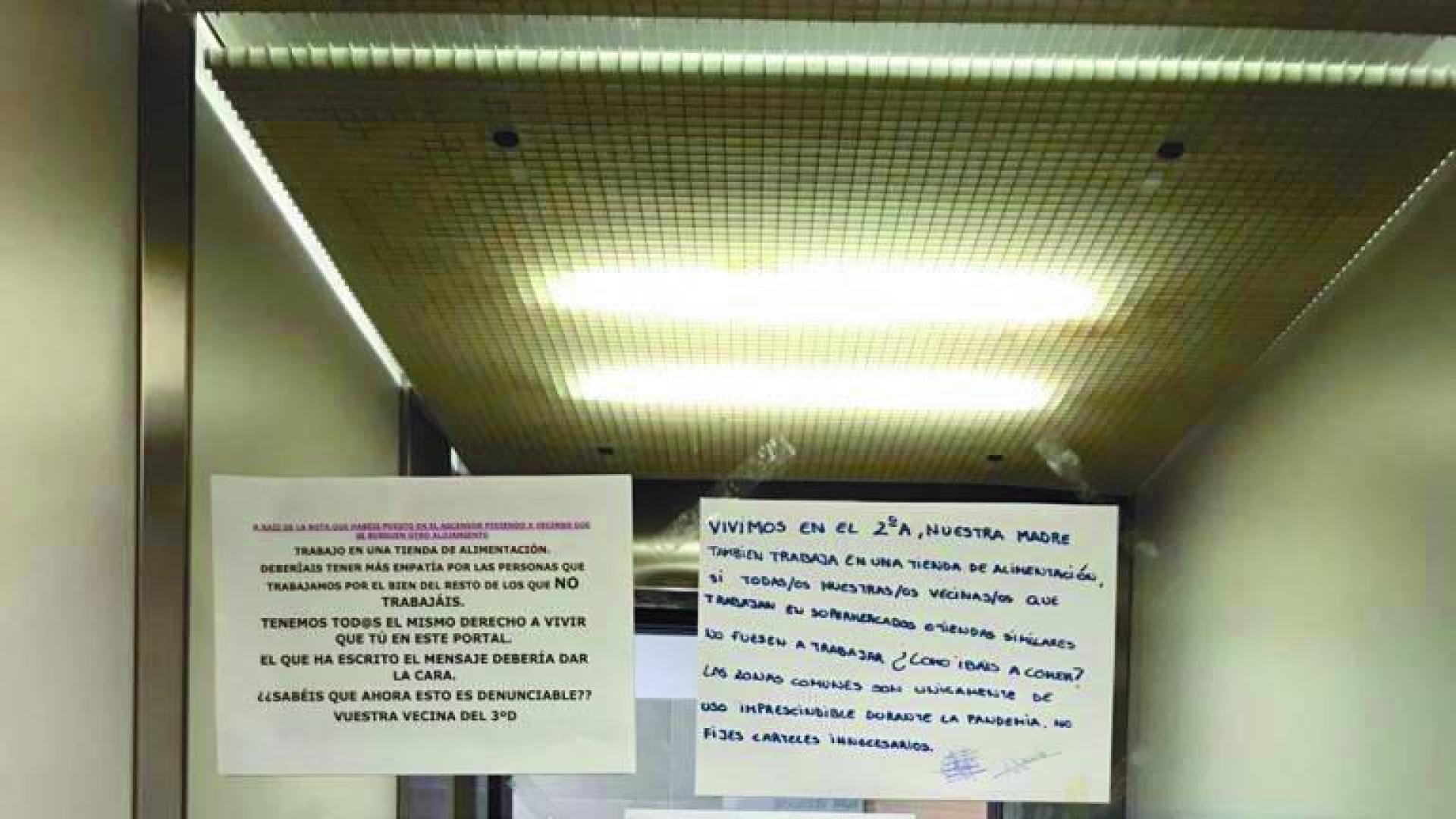 El ascensor, con los carteles de apoyo.