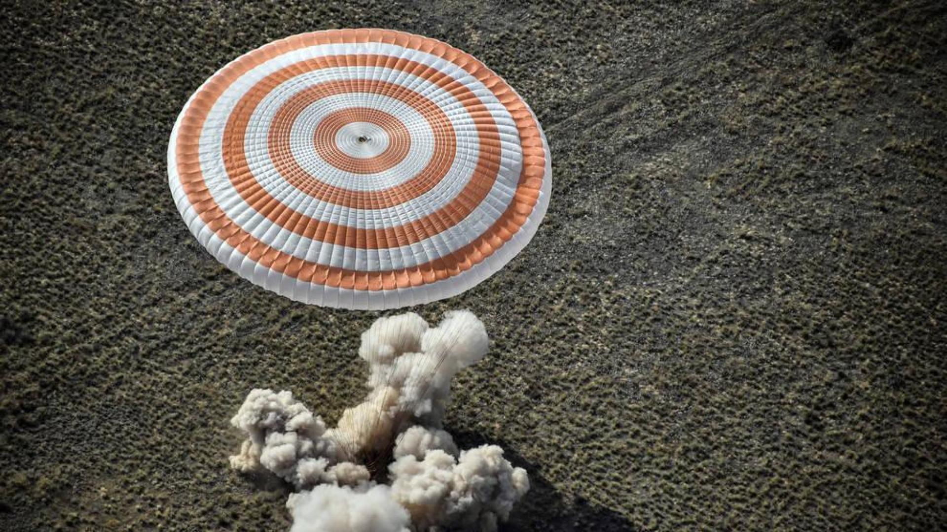 La nave tripulada rusa Soyuz MS-11 aterriza en la estepa kazaja