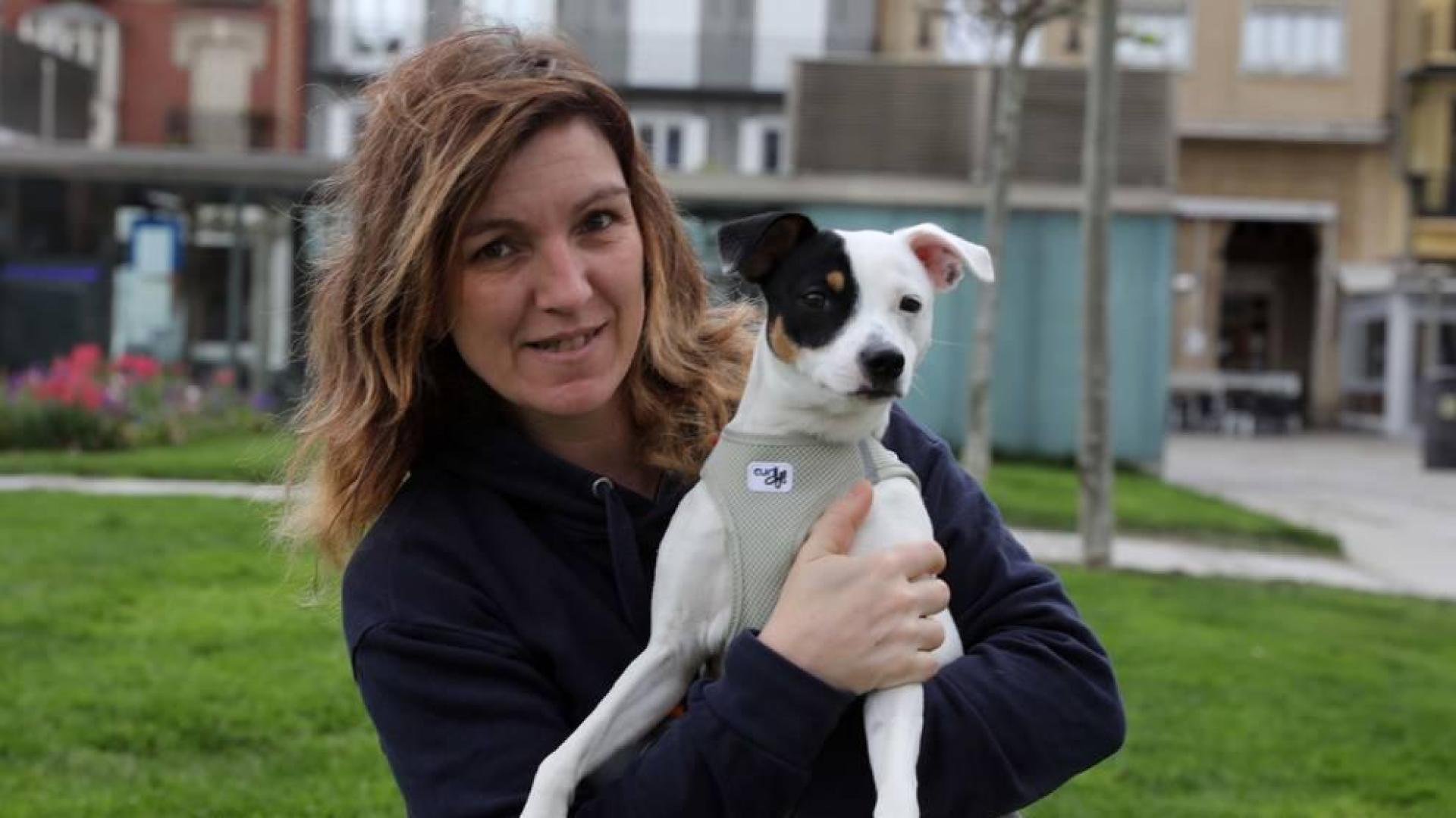 Aintzane Escribano Pérez sujeta en brazos a su cachorro Odin.