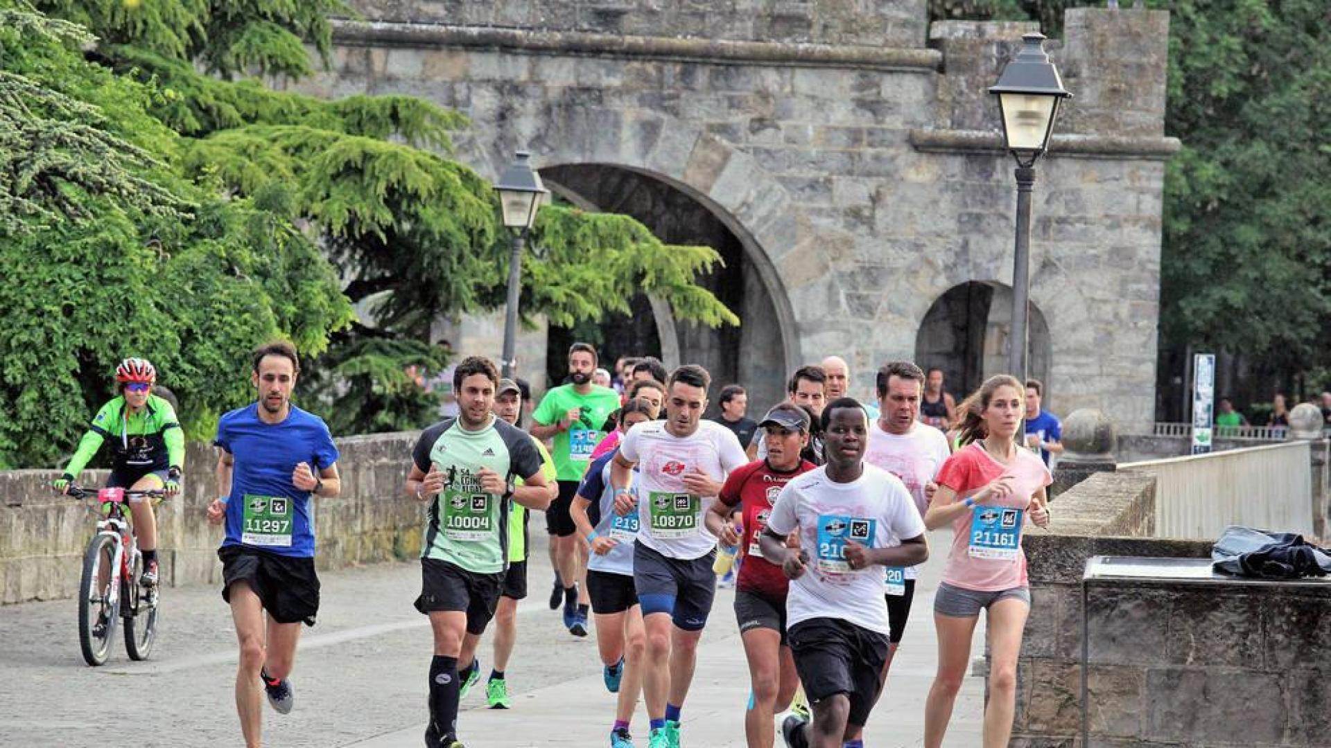 Un grupo de corredores, durante la edición del pasado año de la carrera pamplonesa.