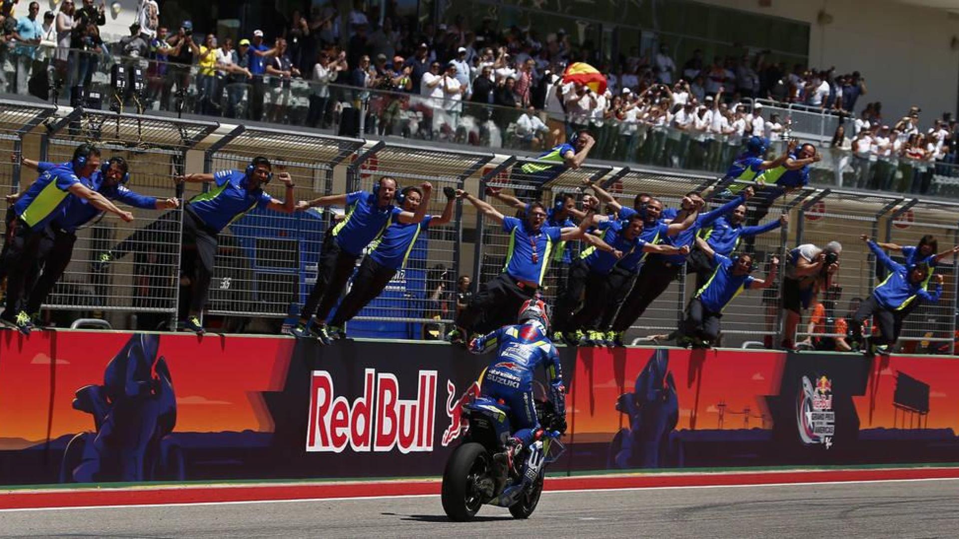 Rins aguanta a Rossi, aprovecha la caída de Márquez y gana en Austin