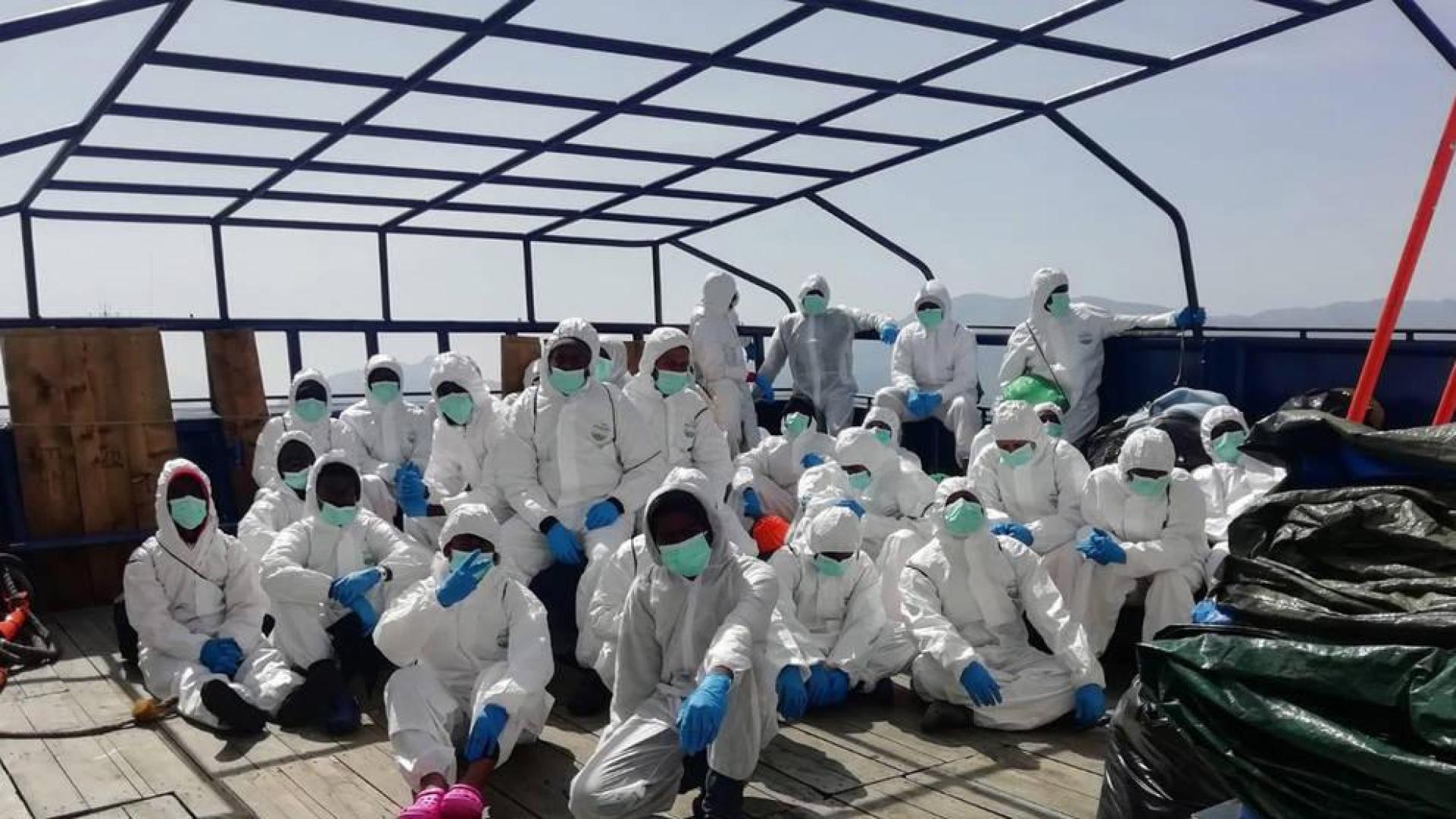 Italia pone en cuarentena en un ferri a los 34 migrantes del barco Aita Mari