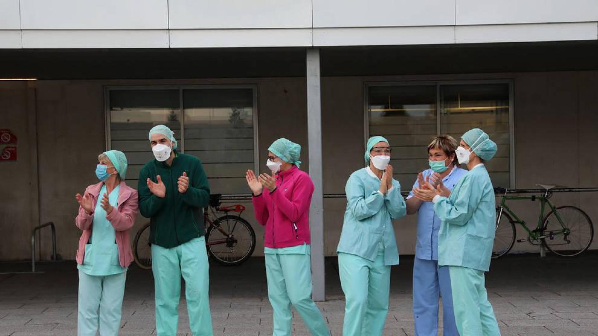 Sanitarios que luchan contra el coronavirus aplaudiendo a las ocho de la tarde