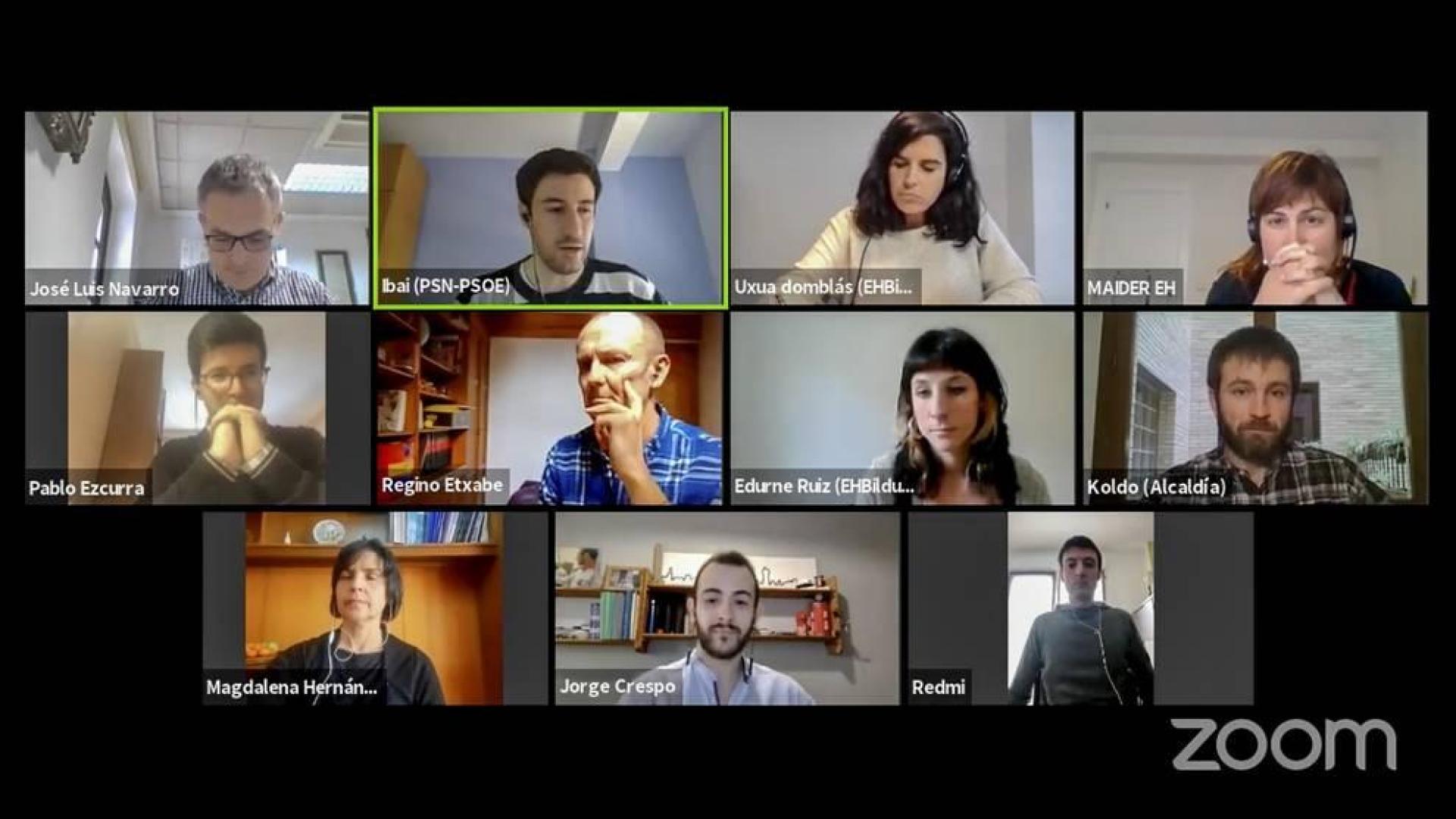 Captura del pleno de este lunes, con los diez corporativos que asistieron y el secretario municipal conectados desde sus domicilios.