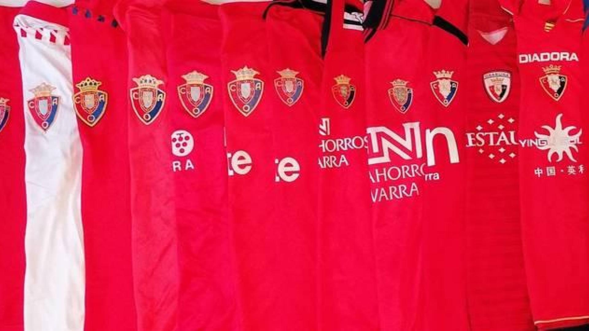 La evolución del escudo de Osasuna, a través de una parte de la colección de camisetas que tiene el pamplonés Txema García.