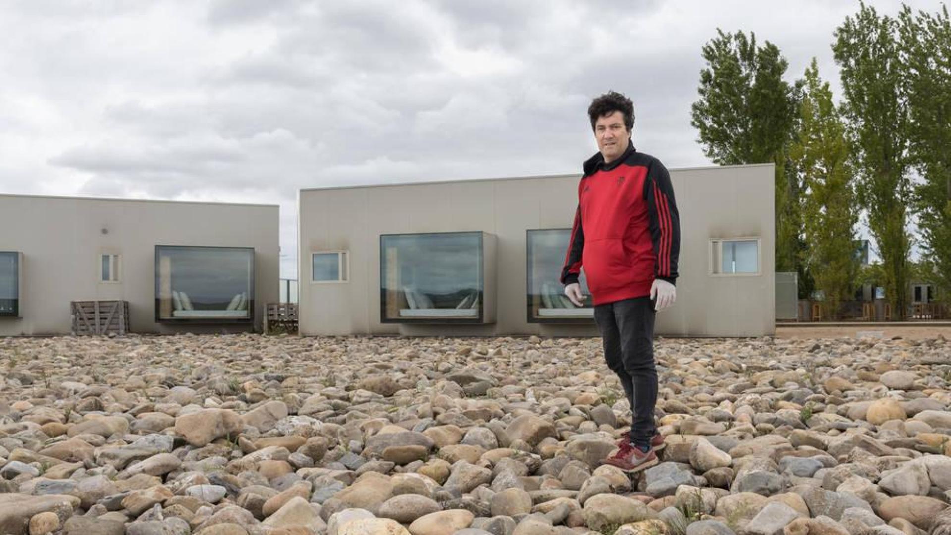 Carlos Bueno Gil, ante algunas de las habitaciones denominadas 'Cubos' de su hotel Aire de Bardenas de Tudela.