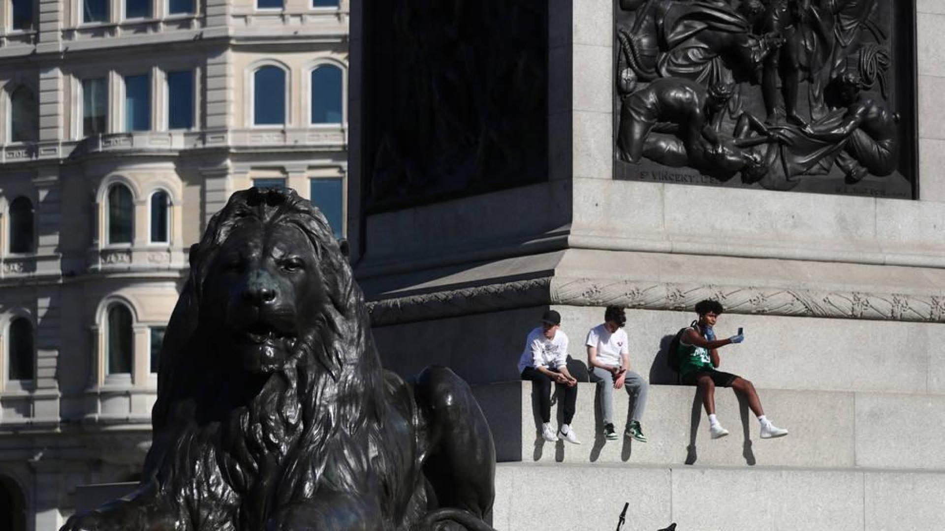 Unos jóvenes, en el centro de Londres este lunes.