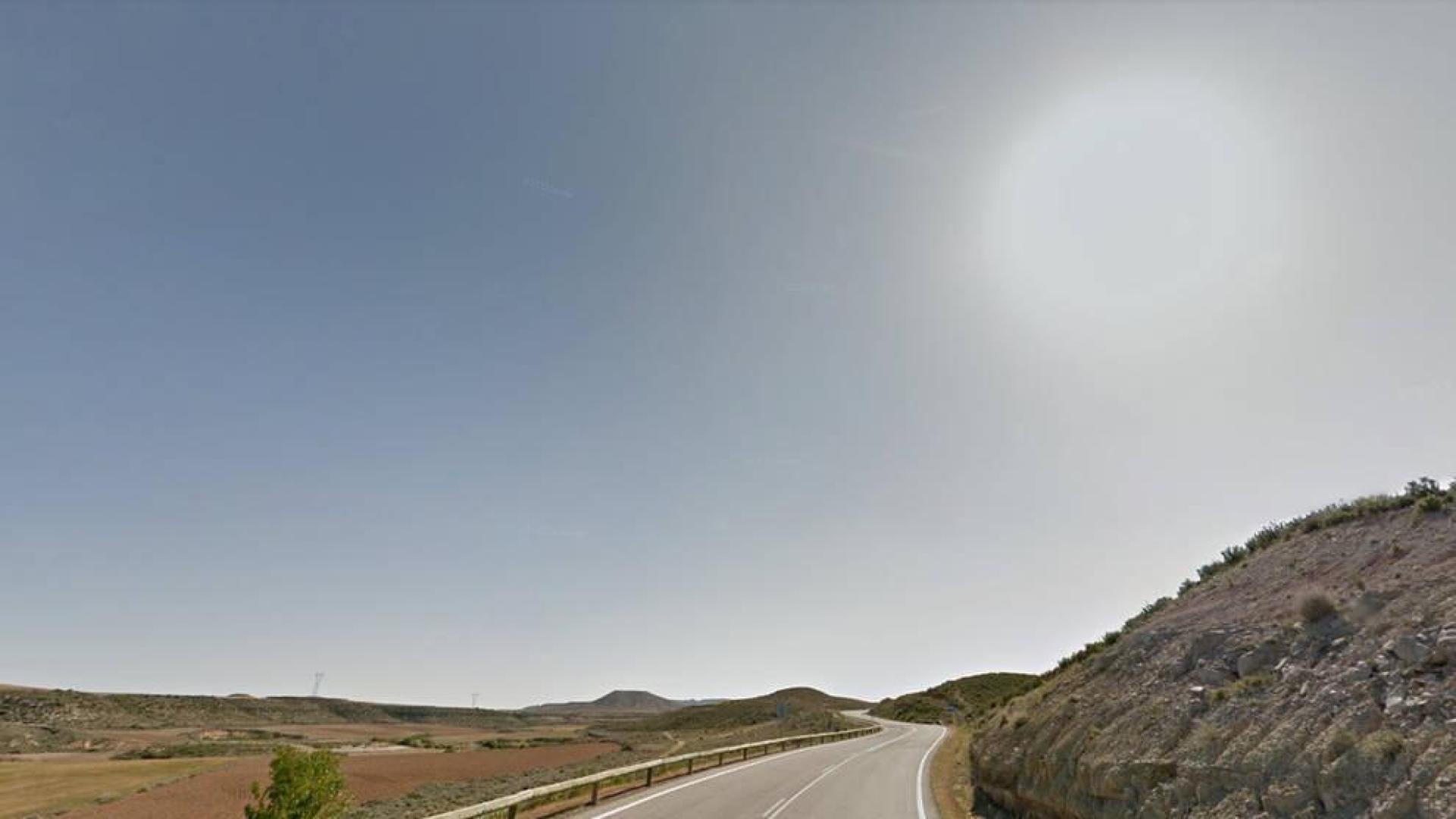 La NA-125, a su paso por las Bardenas Reales.