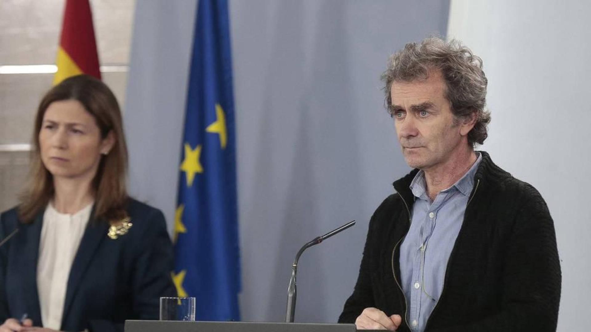 La directora de la Agencia Española del Medicamento, María Jesús Lamas, junto a Fernando Simón.