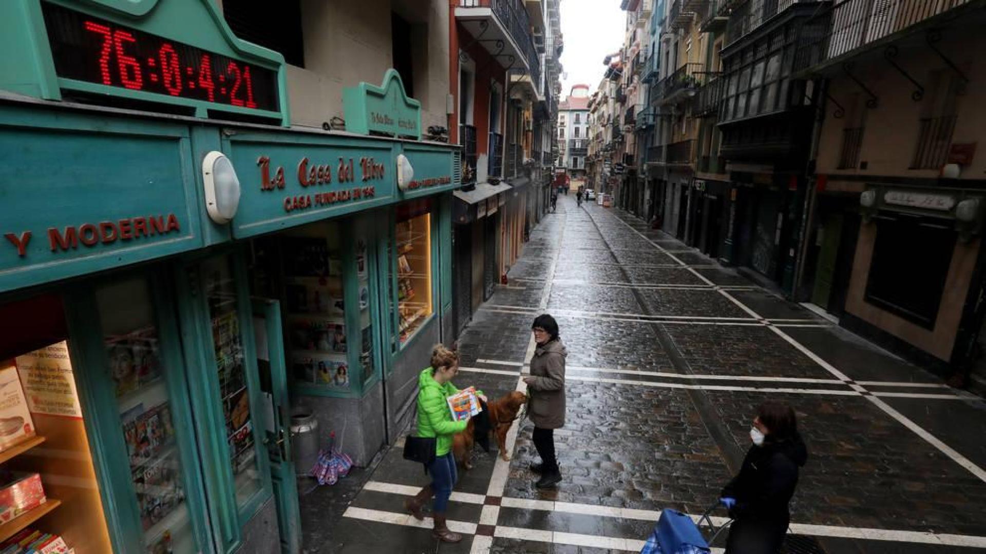 La Estafeta este martes, con el escaparate de la Casa del Libro en cuya fachada está el reloj que marca la cuenta atrás de los Sanfermines y que no se ha detenido.