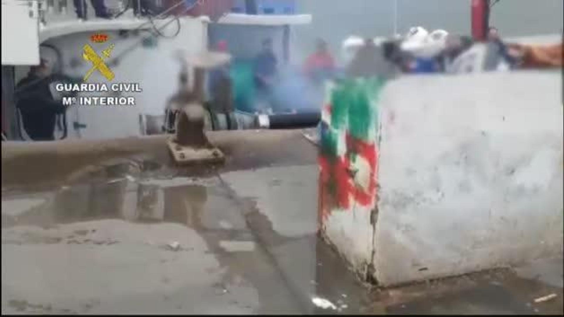 Vídeo: Pillados haciendo una barbacoa en un pesquero en Huelva