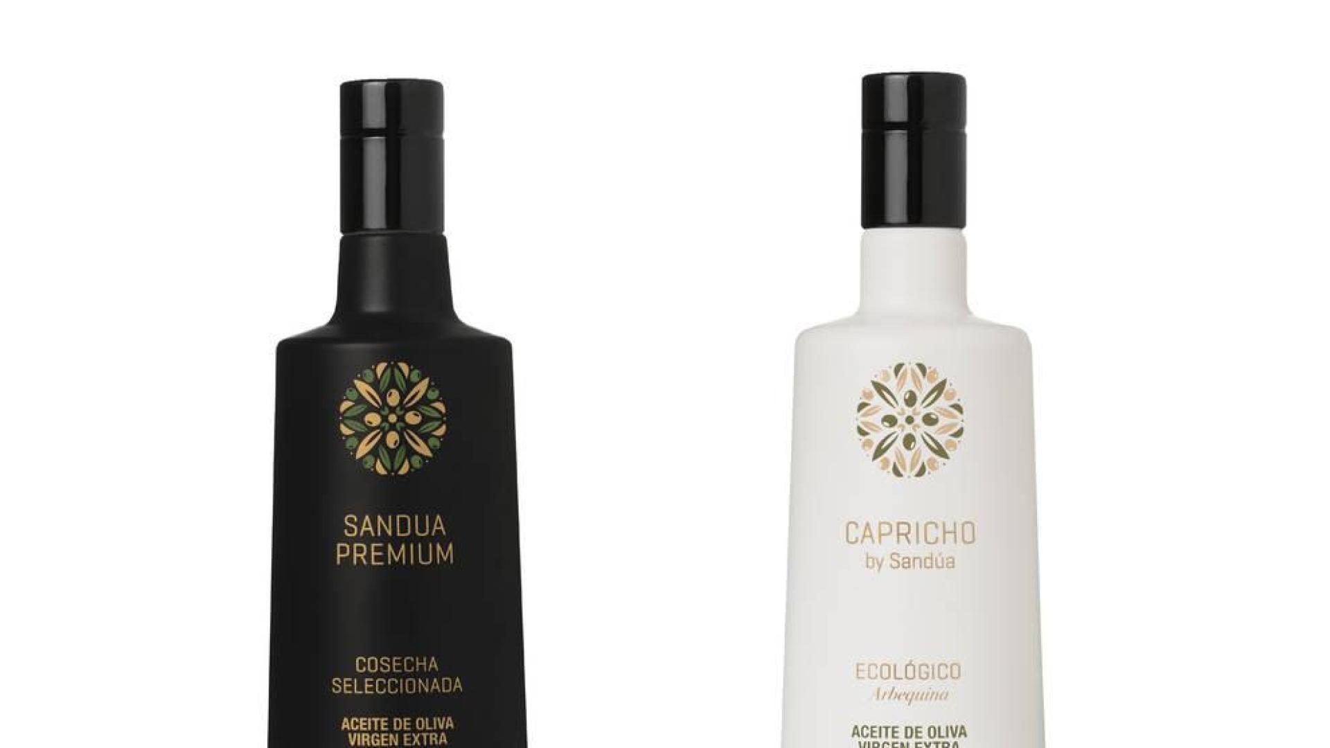 Fotografía de los dos aceites premium presentados por Aceites Sandúa.